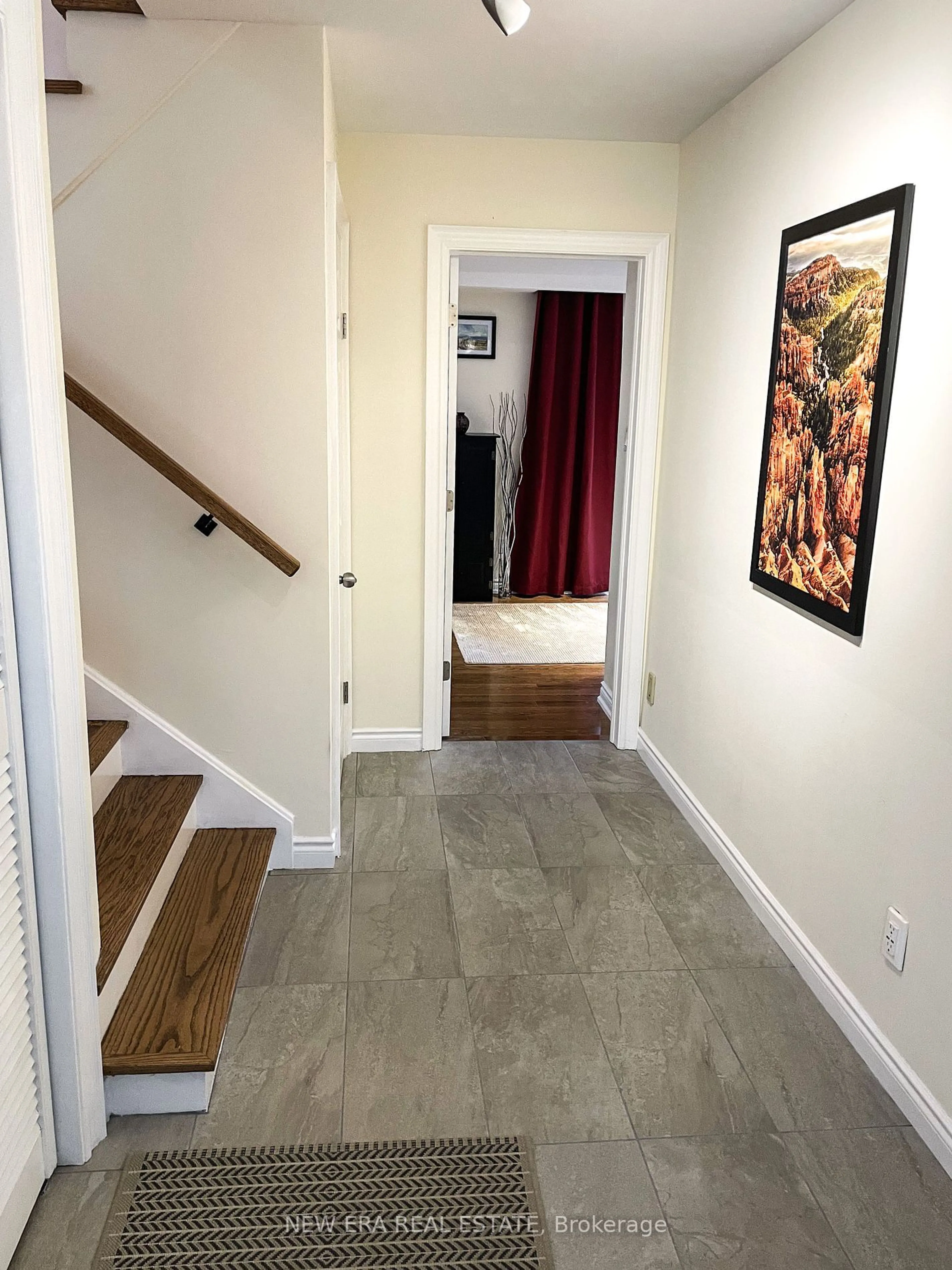 Indoor entryway for 2135 Cliff Rd, Mississauga Ontario L5A 2N6