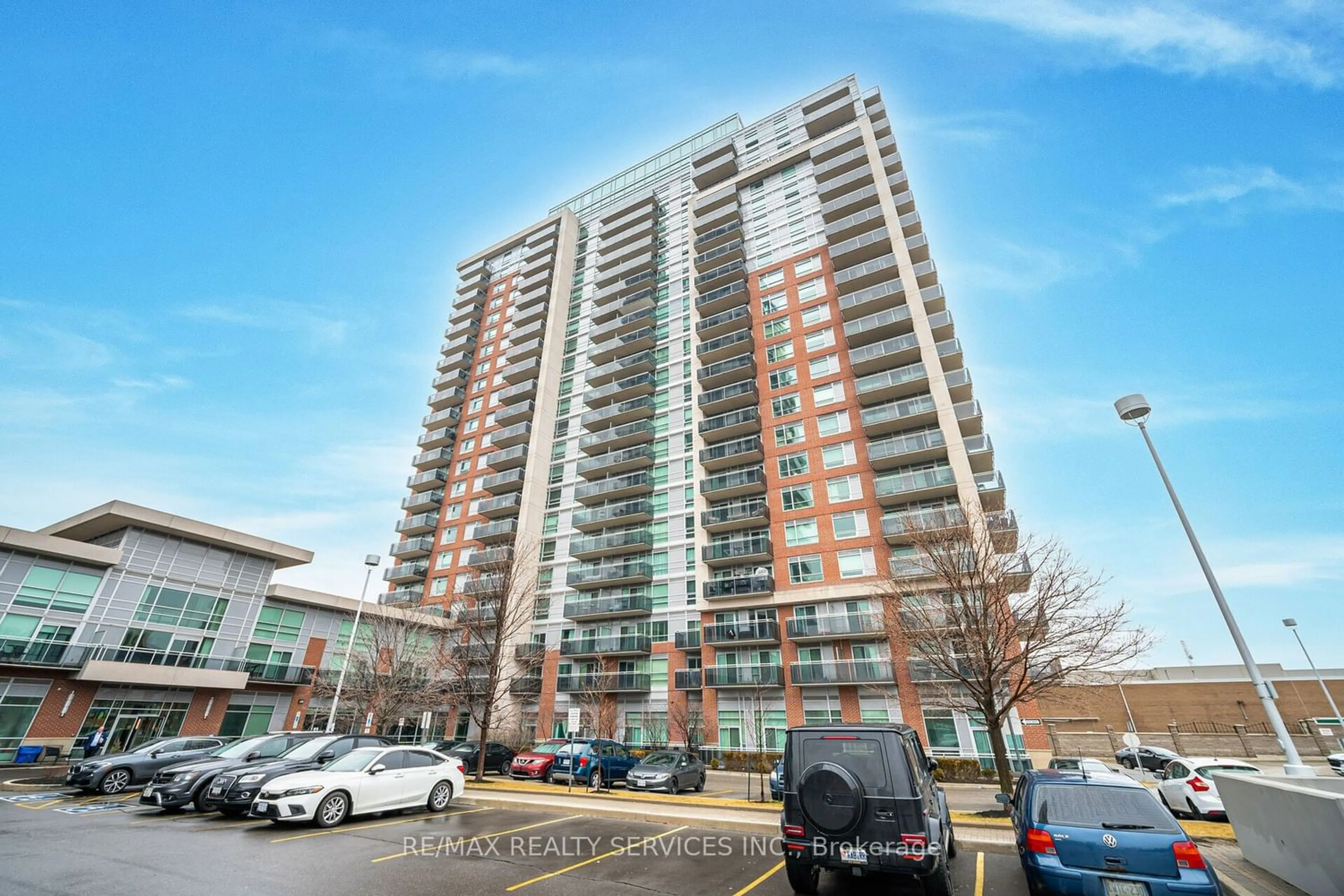 A pic from exterior of the house or condo for 215 Queen St #211, Brampton Ontario L6W 0A9
