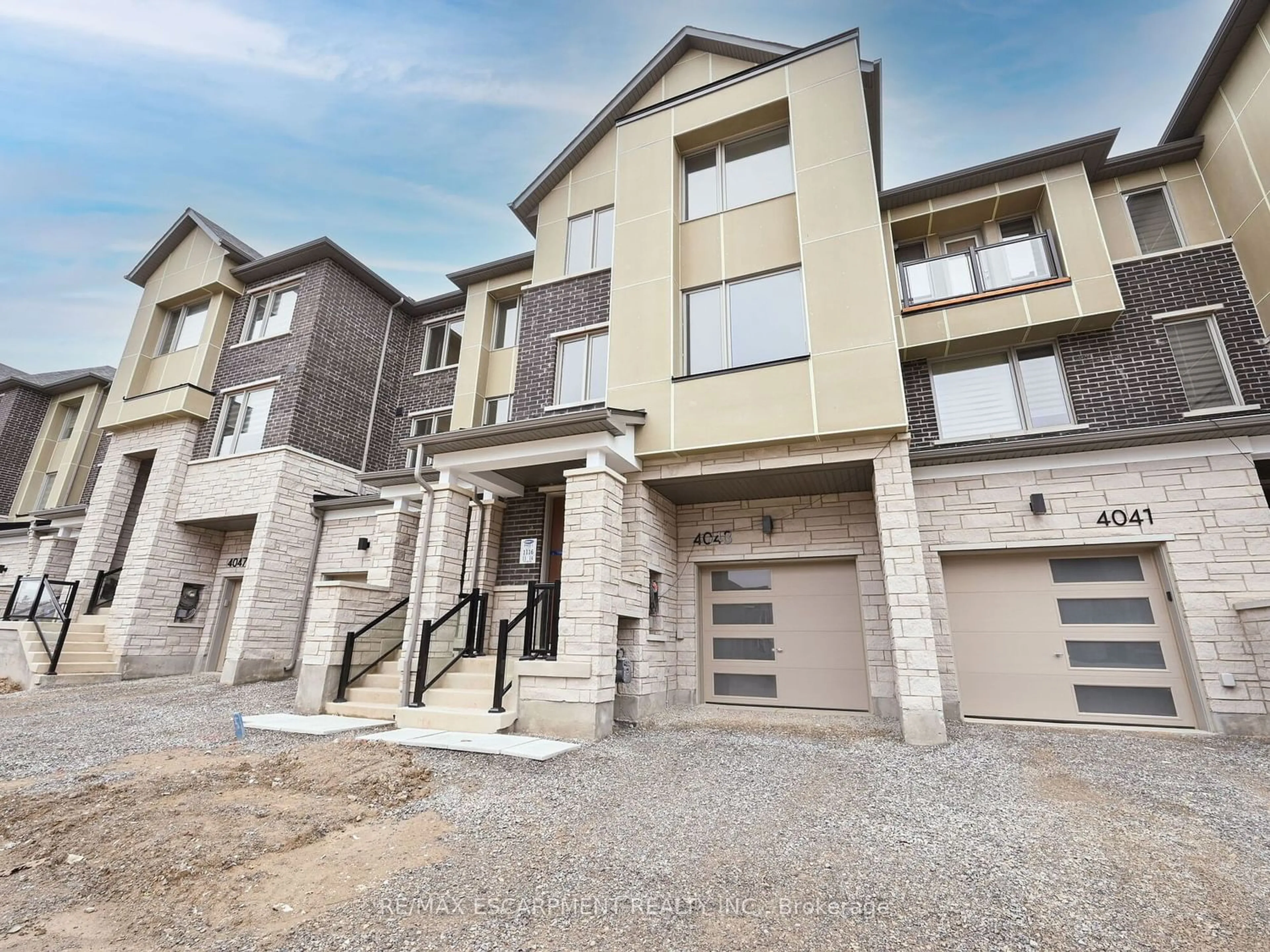 A pic from exterior of the house or condo for 4043 Saida St, Mississauga Ontario L5M 2S8
