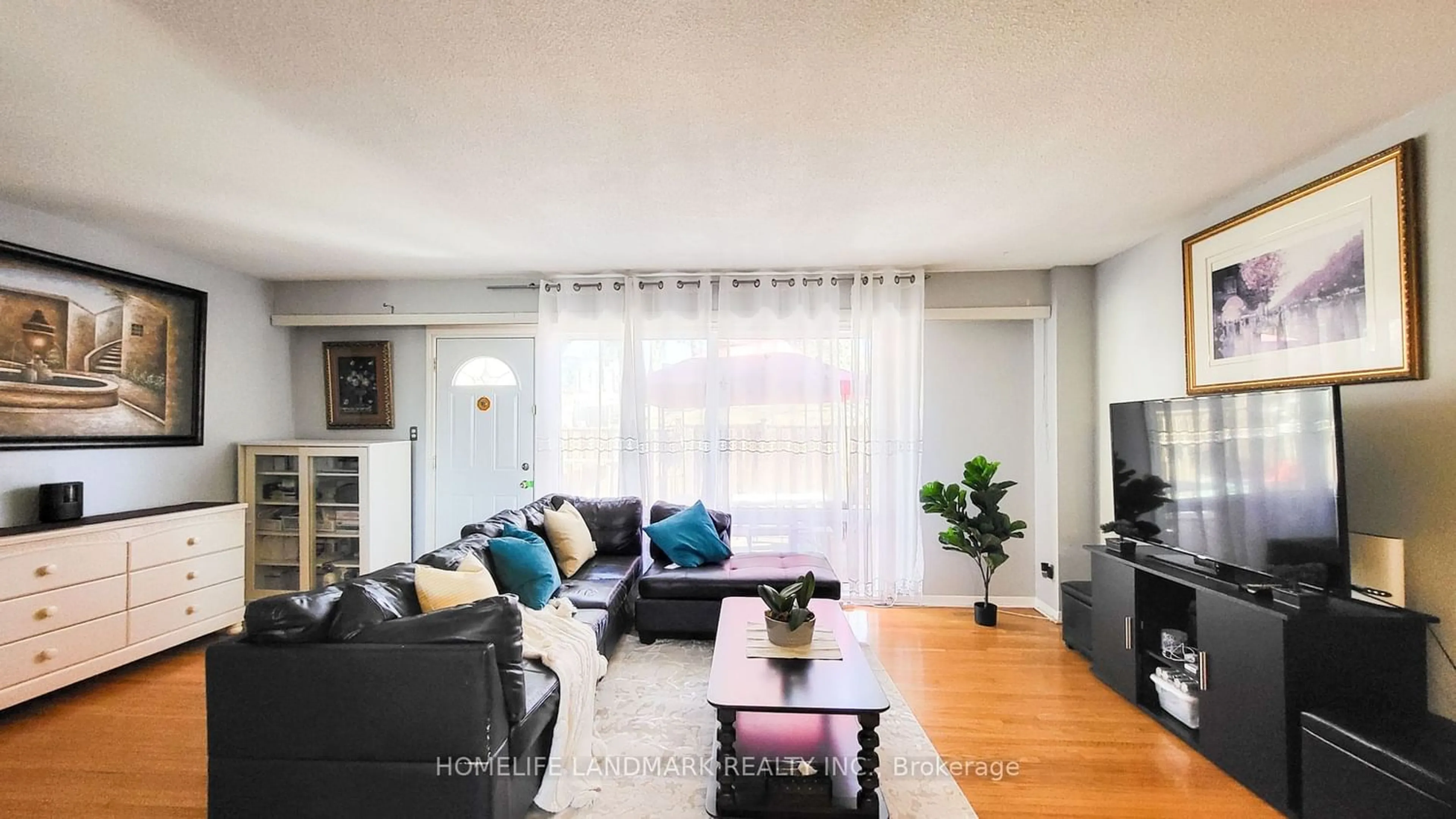 Living room for 30 Grandravine Dr #Unit 1, Toronto Ontario M3J 1B1