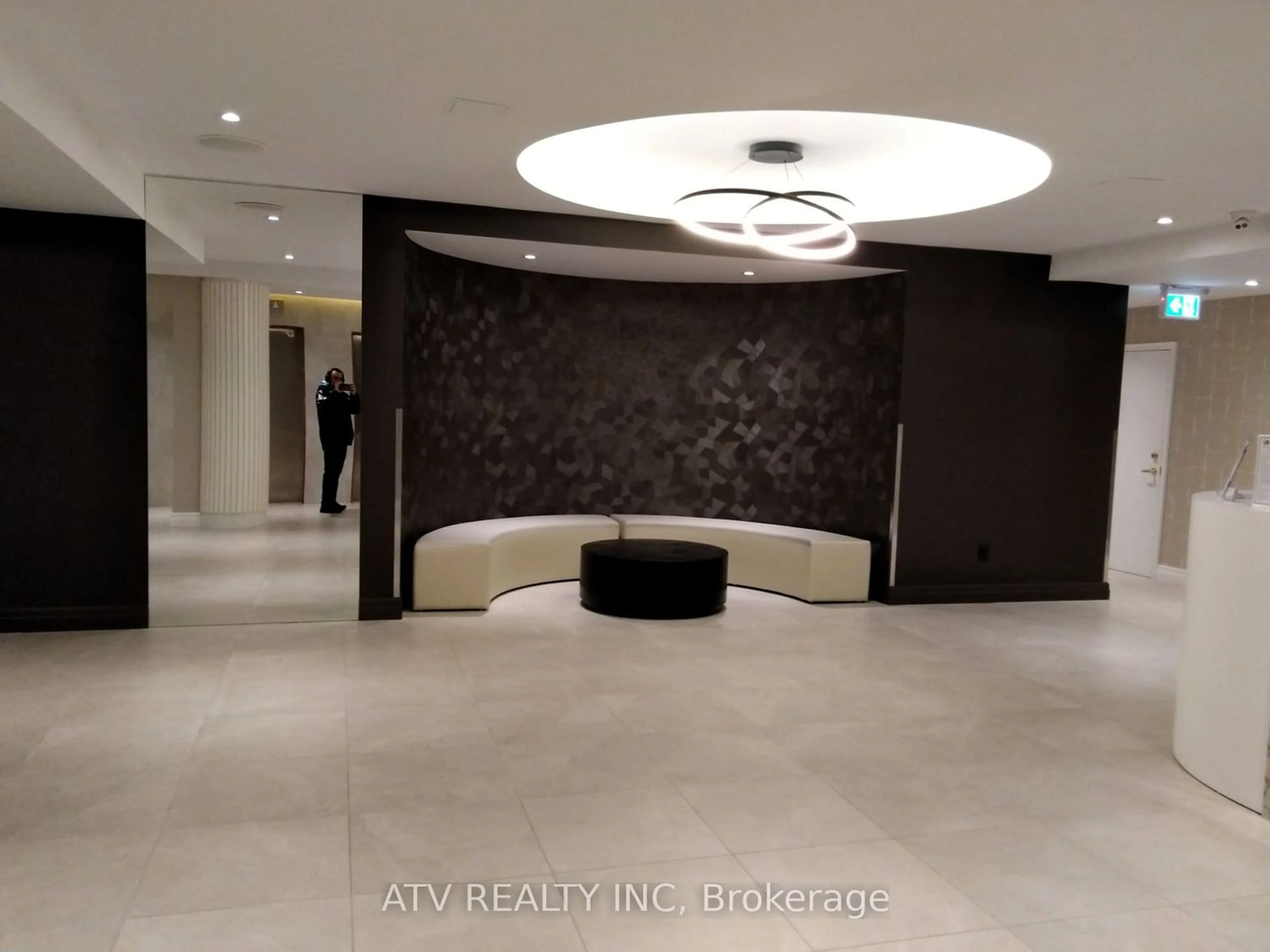 Indoor lobby for 550 Webb Dr #305, Mississauga Ontario L5B 3Y4