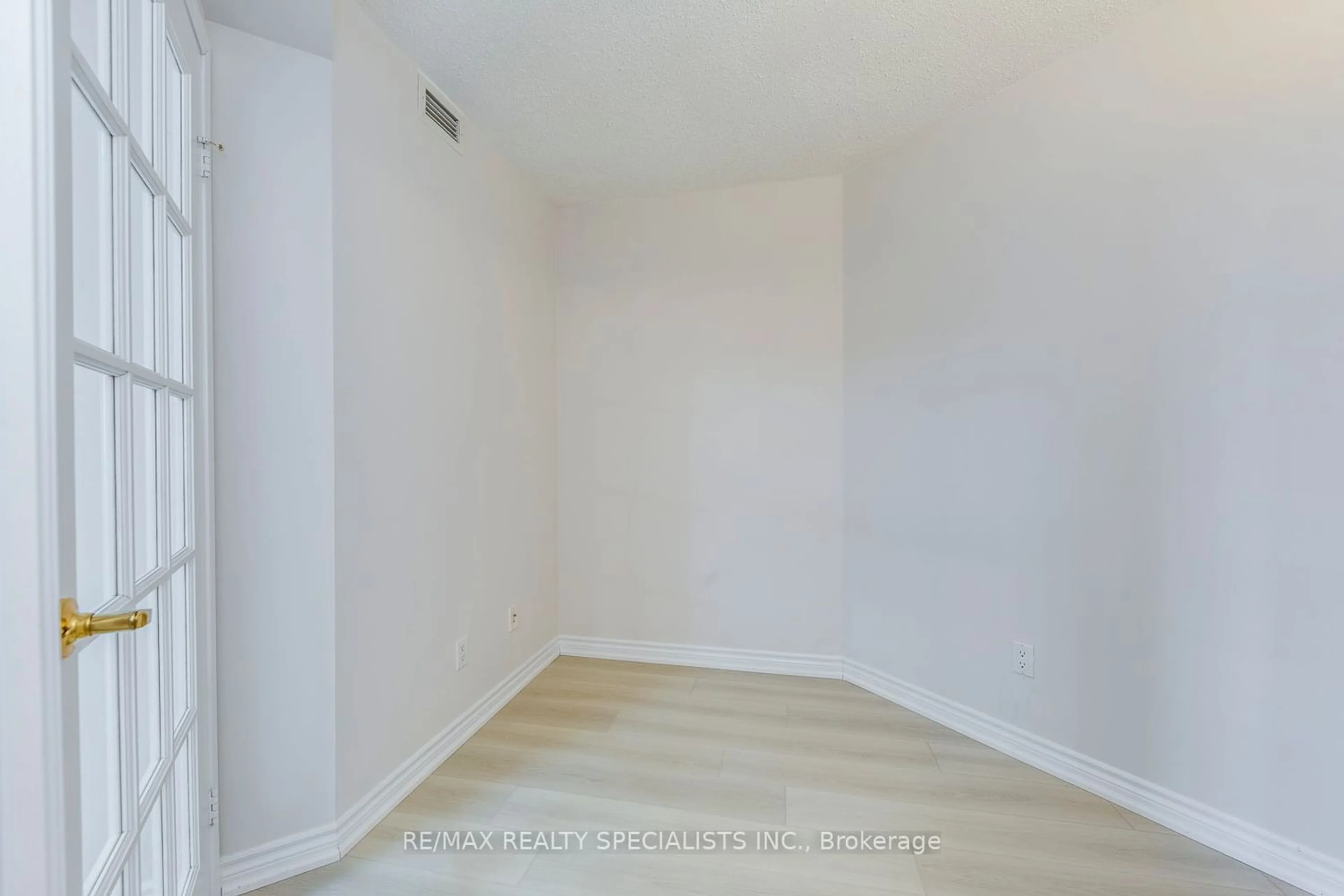 A pic of a room for 35 Kingsbridge Garden Circ #807, Mississauga Ontario L5R 3Z5