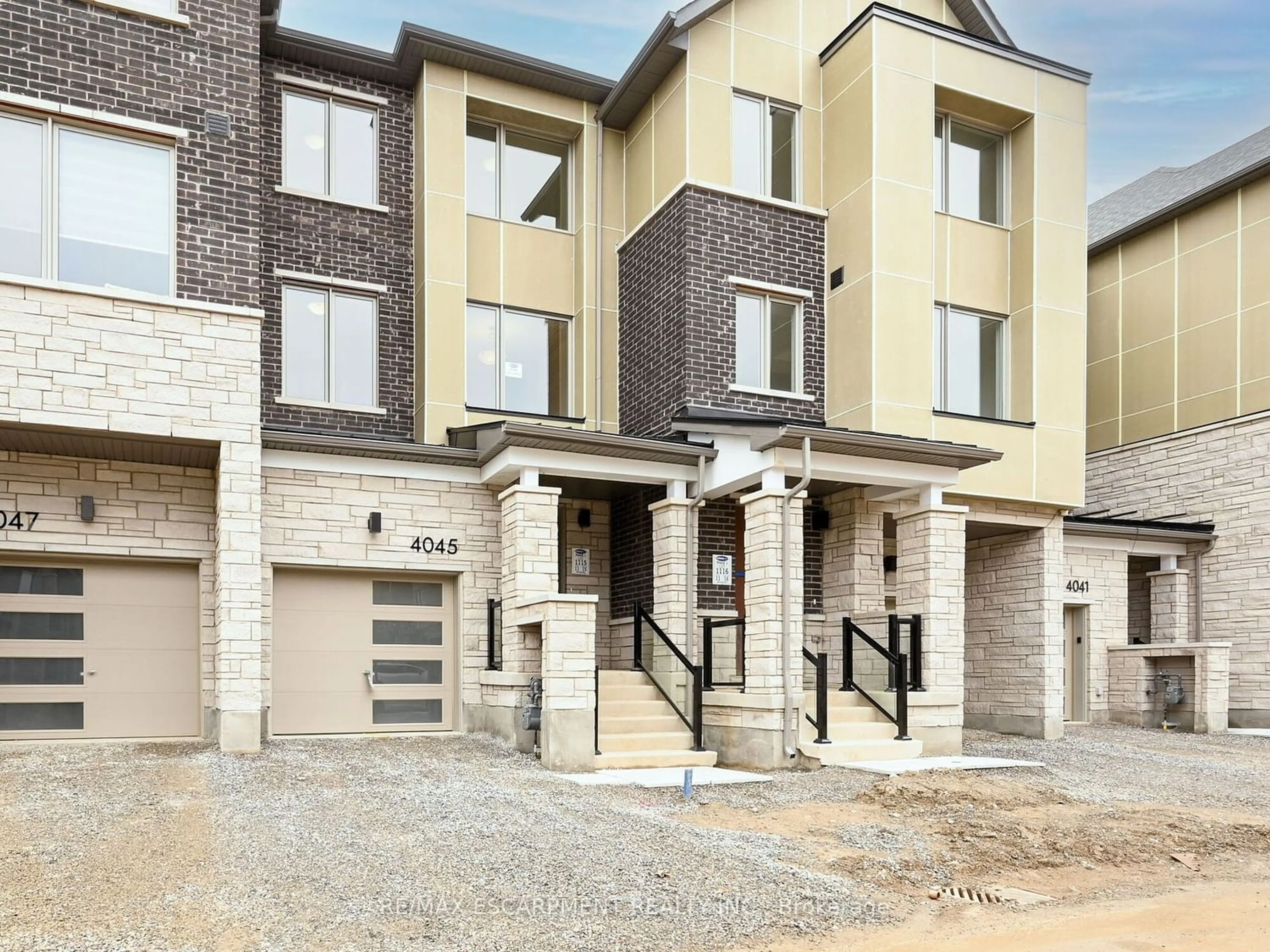 A pic from exterior of the house or condo for 4045 Saida St, Mississauga Ontario L5M 2S8
