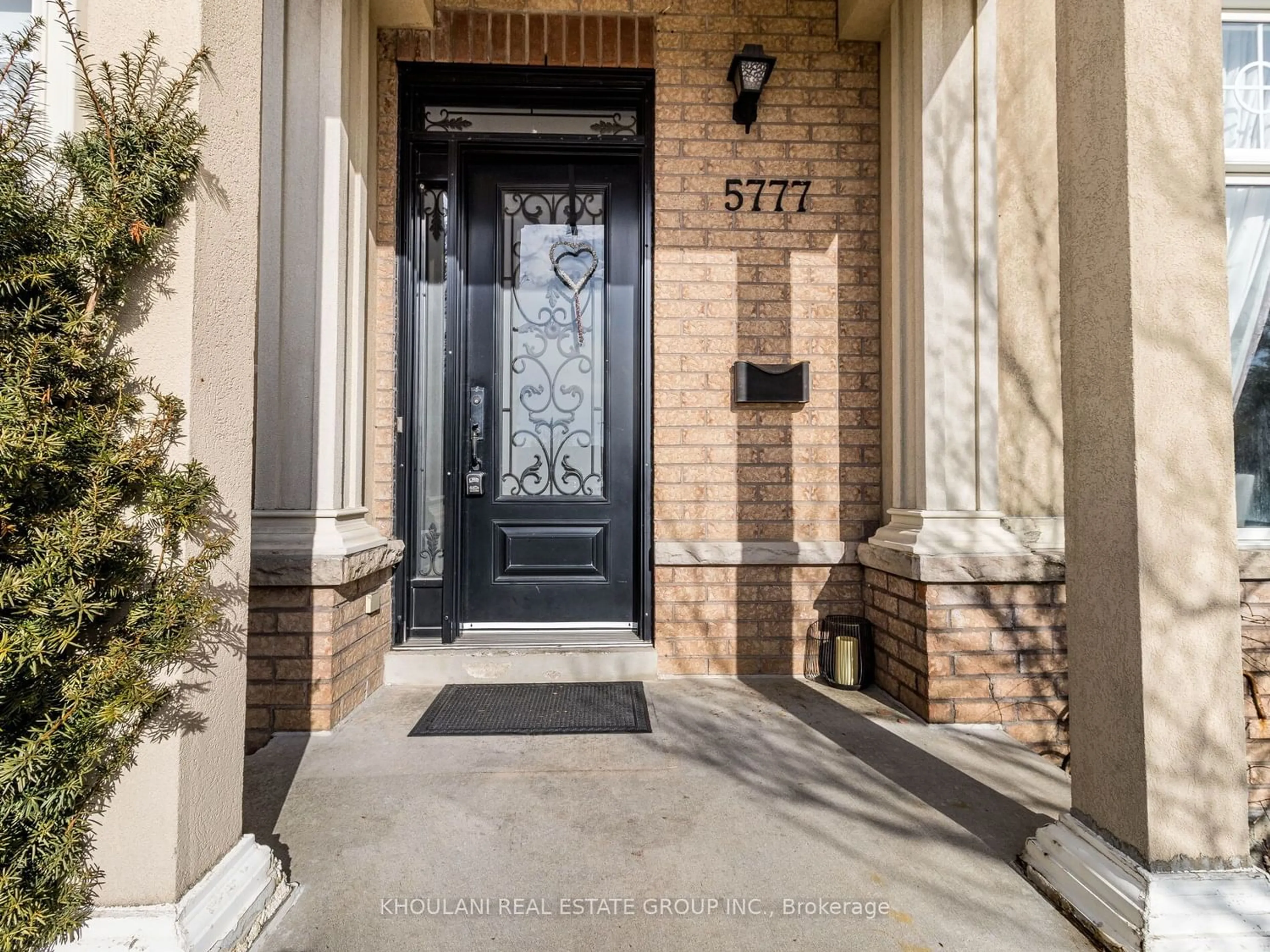 Indoor entryway for 5777 Tenth Line, Mississauga Ontario L5M 6V7