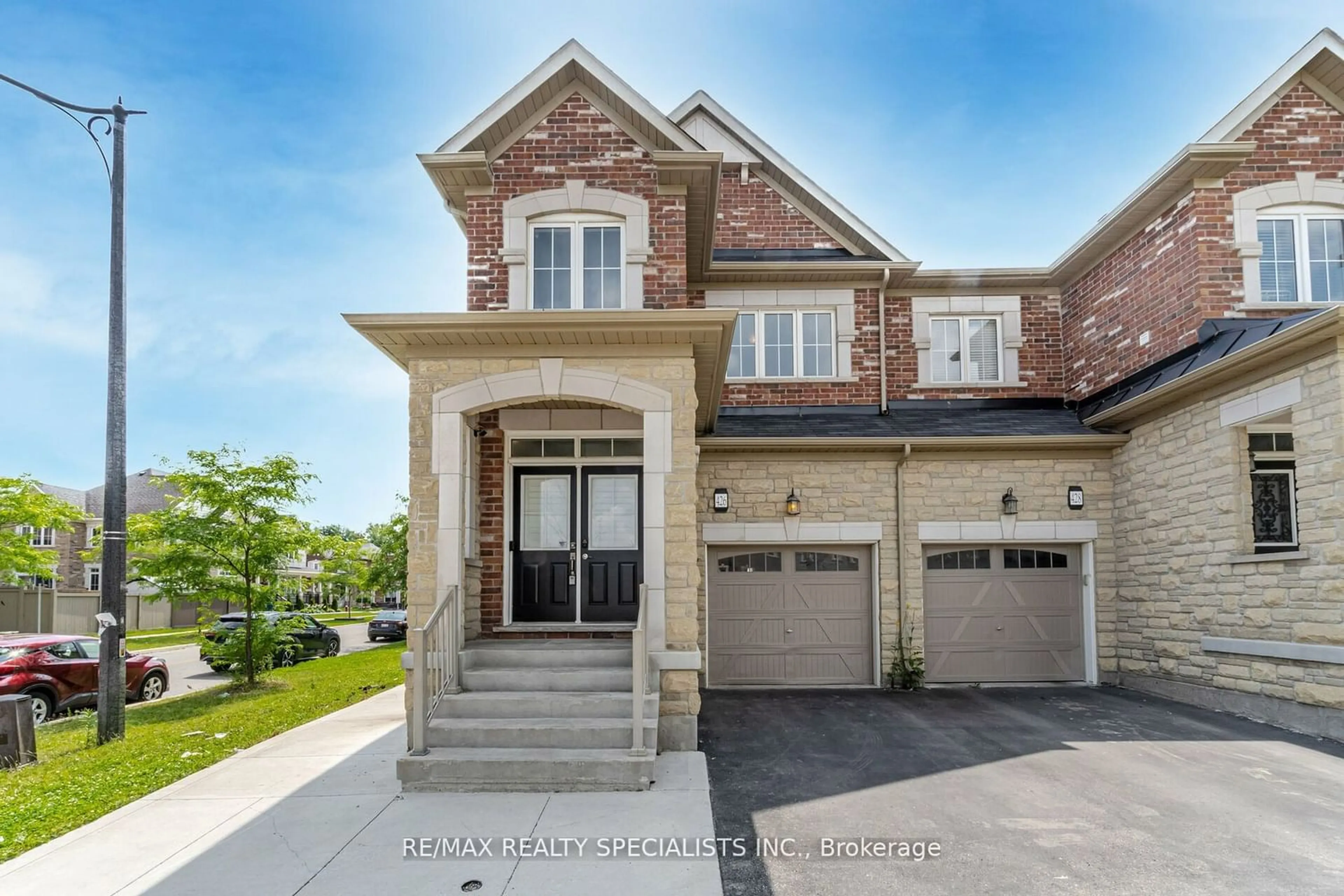 Home with brick exterior material for 426 Queen Mary Dr, Brampton Ontario L7A 4L1