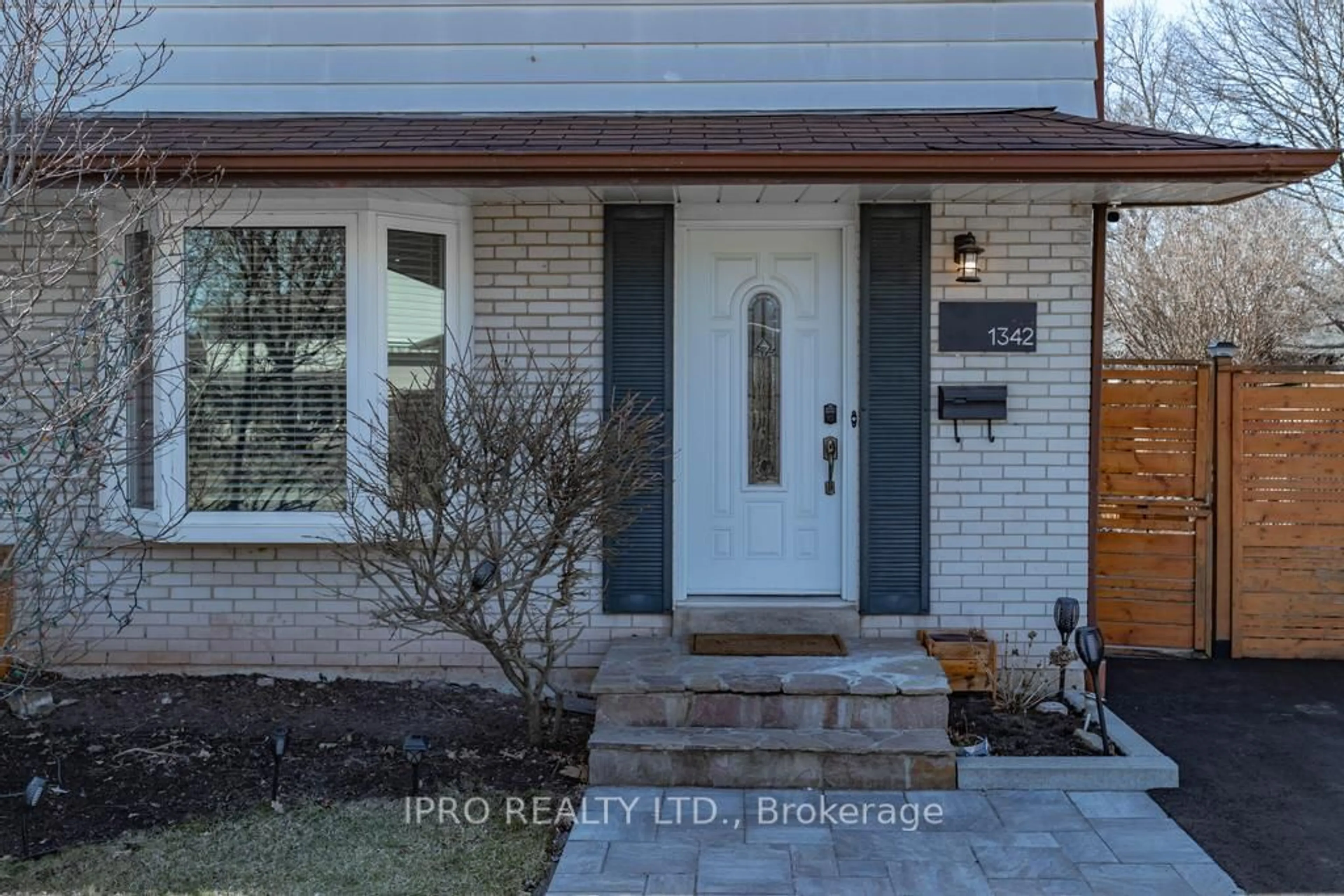 Home with brick exterior material for 1342 Roylen Rd, Oakville Ontario L6H 1V4