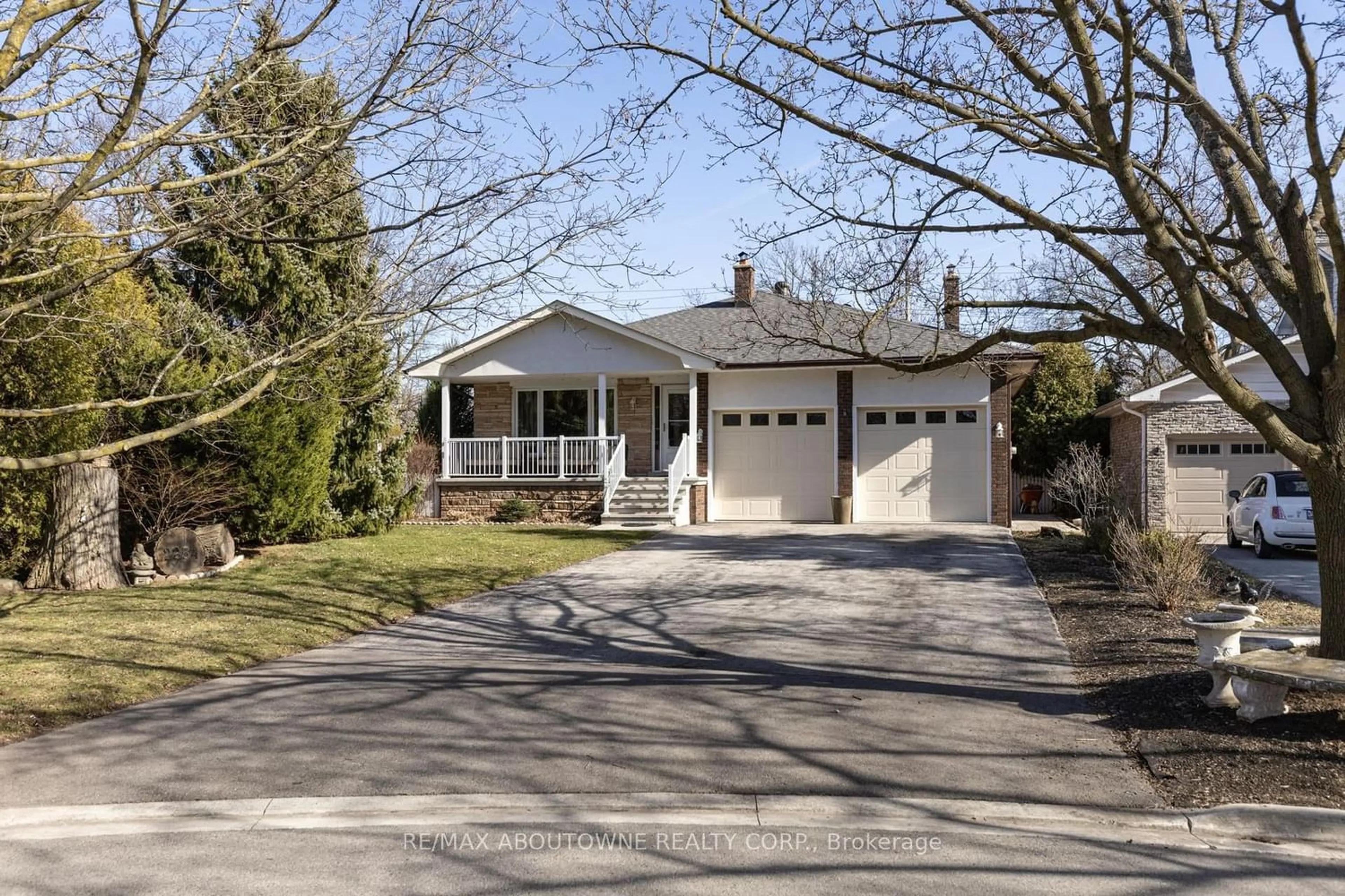 Frontside or backside of a home for 2254 Yates Crt, Oakville Ontario L6L 5K6