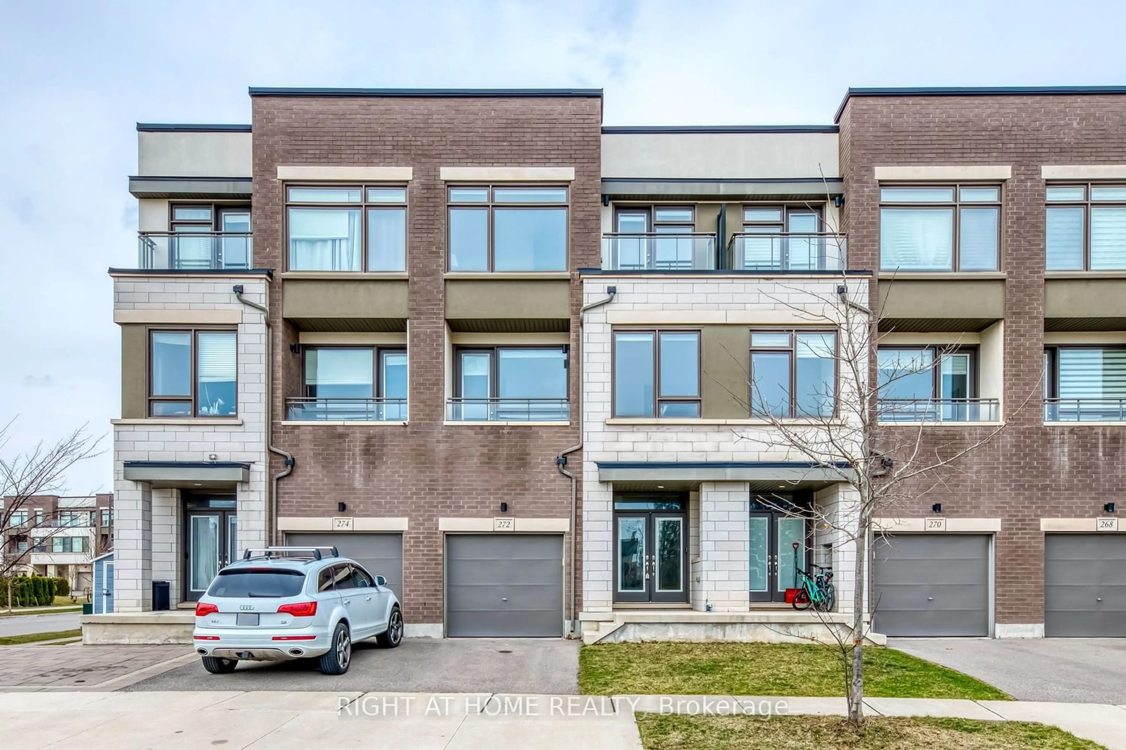A pic from exterior of the house or condo for 272 Squire Cres, Oakville Ontario L6H 0L8