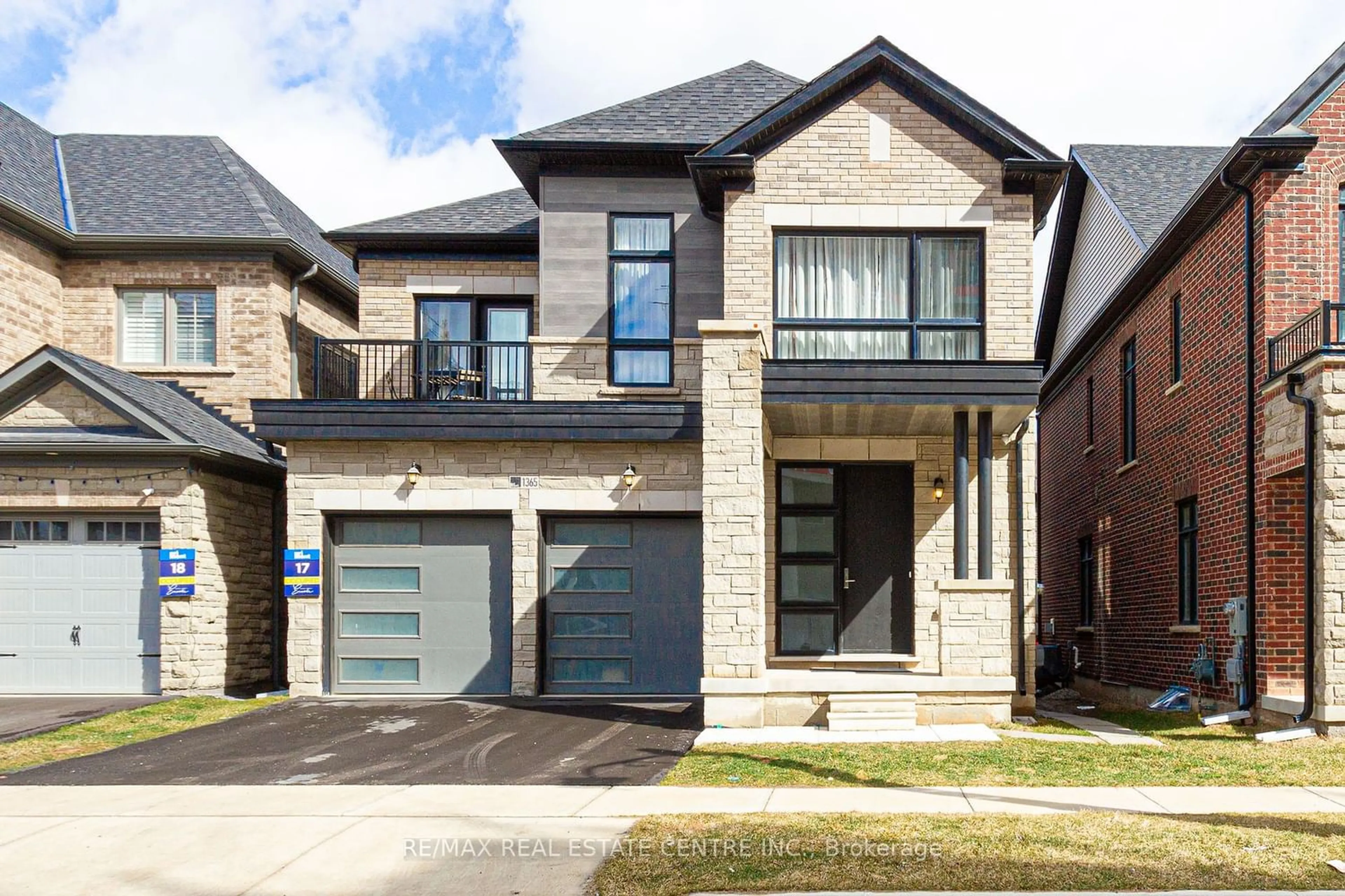 Home with brick exterior material for 1365 Yellow Rose Circ, Oakville Ontario L6M 4G3
