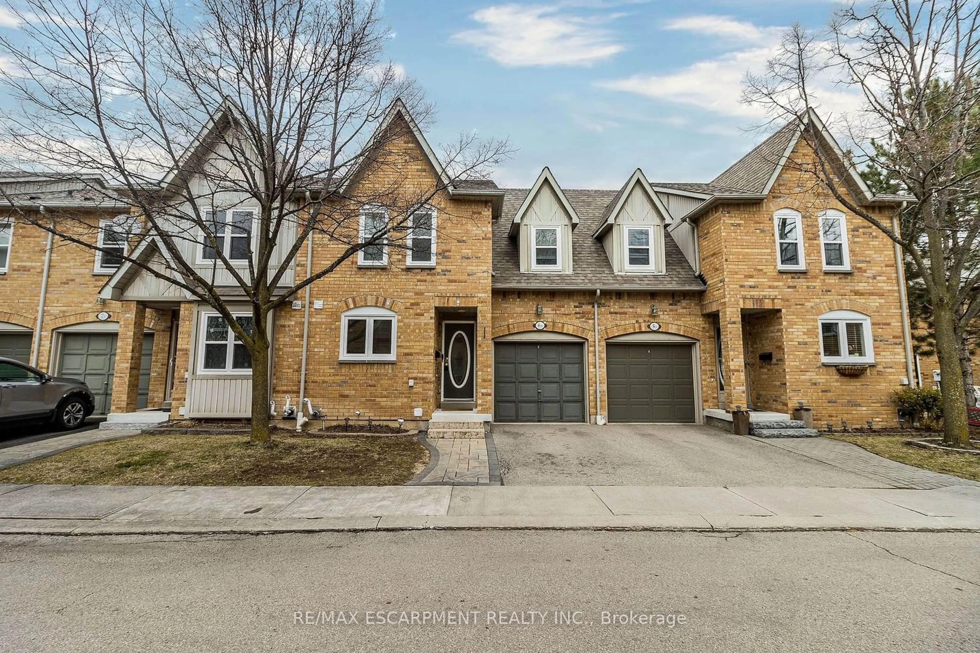 A pic from exterior of the house or condo for 5865 Dalebrook Cres #6B, Mississauga Ontario L5M 5X1