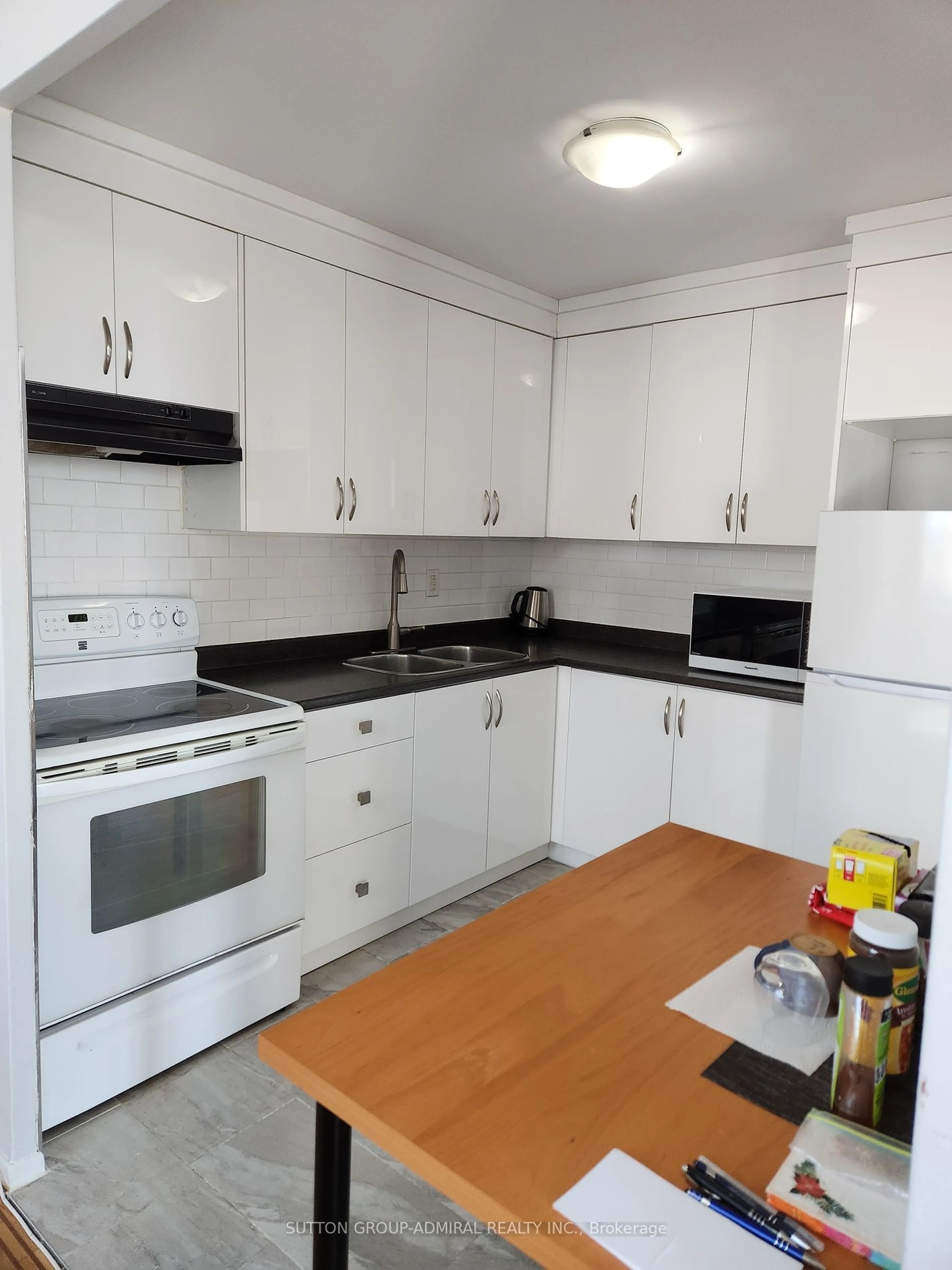 Standard kitchen for 2345 Confederation Pkwy #603, Mississauga Ontario L5B 2H3