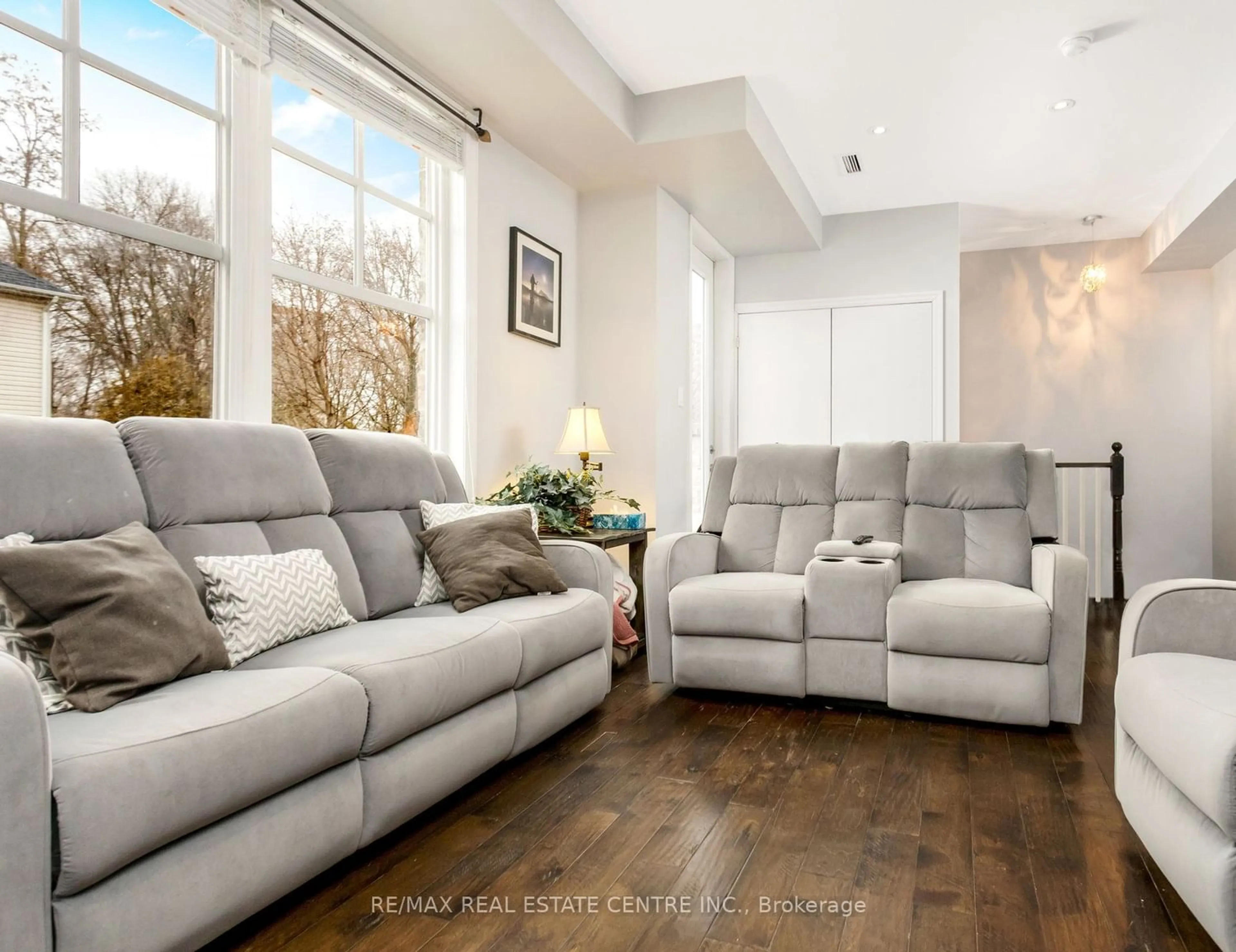 Living room for 1011 Deta Rd #604, Mississauga Ontario L5E 0A2