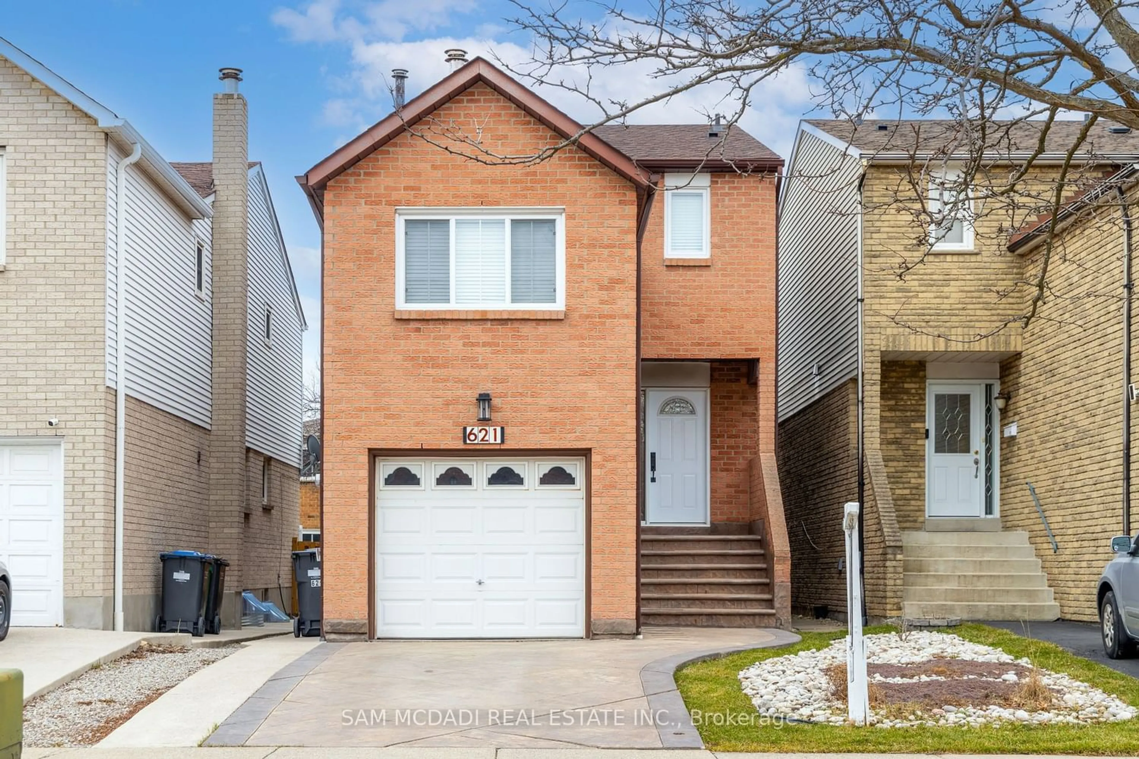 Home with brick exterior material for 621 Galloway Cres, Mississauga Ontario L5C 3R7