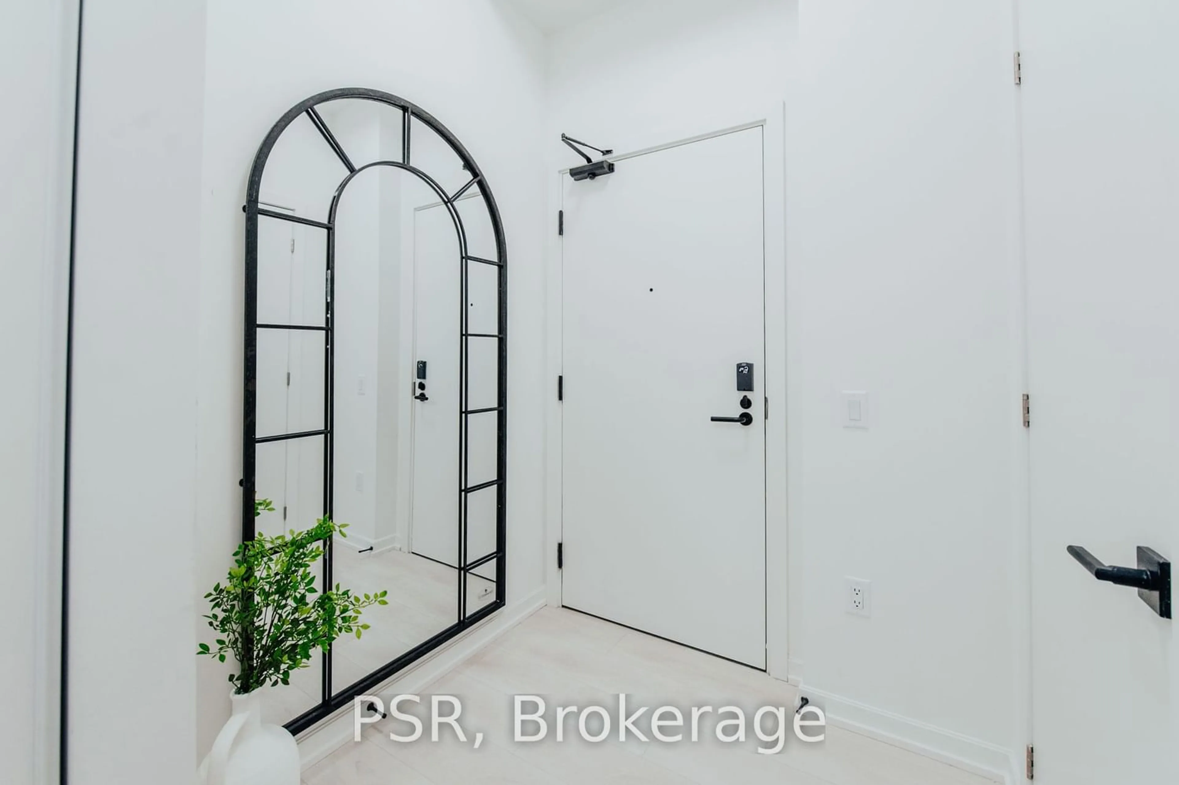 Indoor entryway for 1245 Dupont St #409, Toronto Ontario M6H 2A6