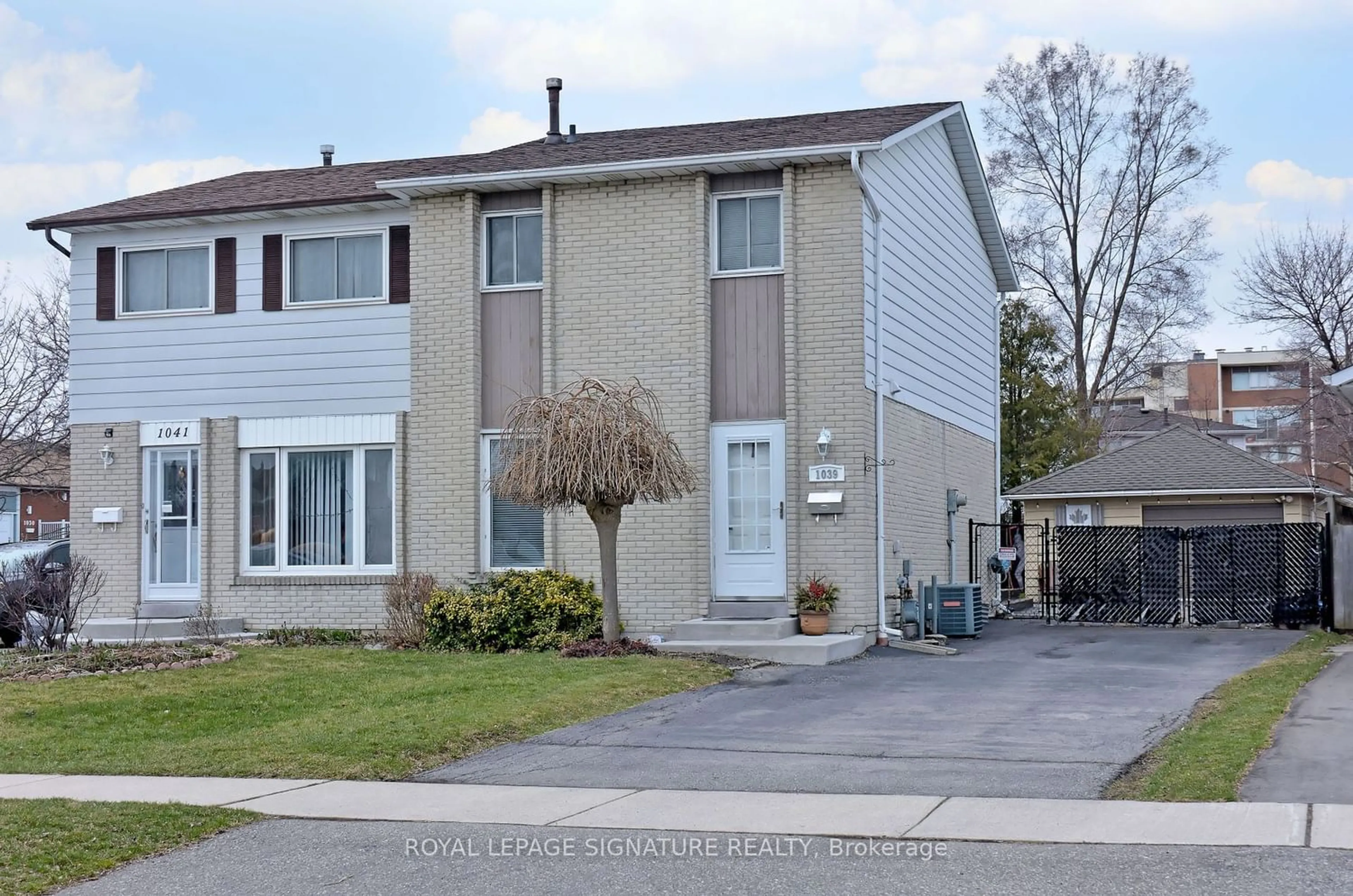 A pic from exterior of the house or condo for 1039 Blairholm Ave, Mississauga Ontario L5C 1G5