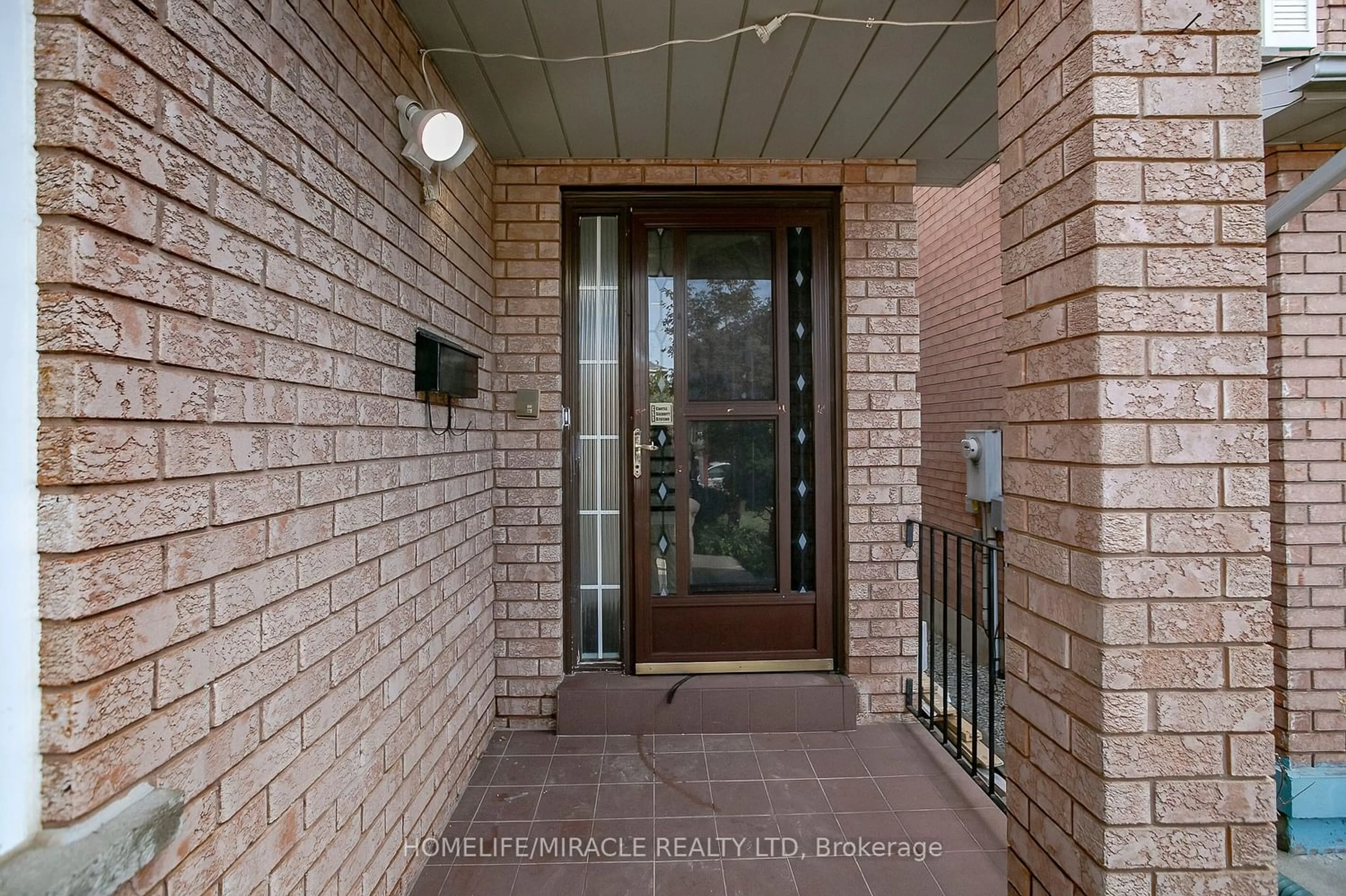 Indoor entryway, wood floors for 107 Michigan Ave, Brampton Ontario L6Y 4N6