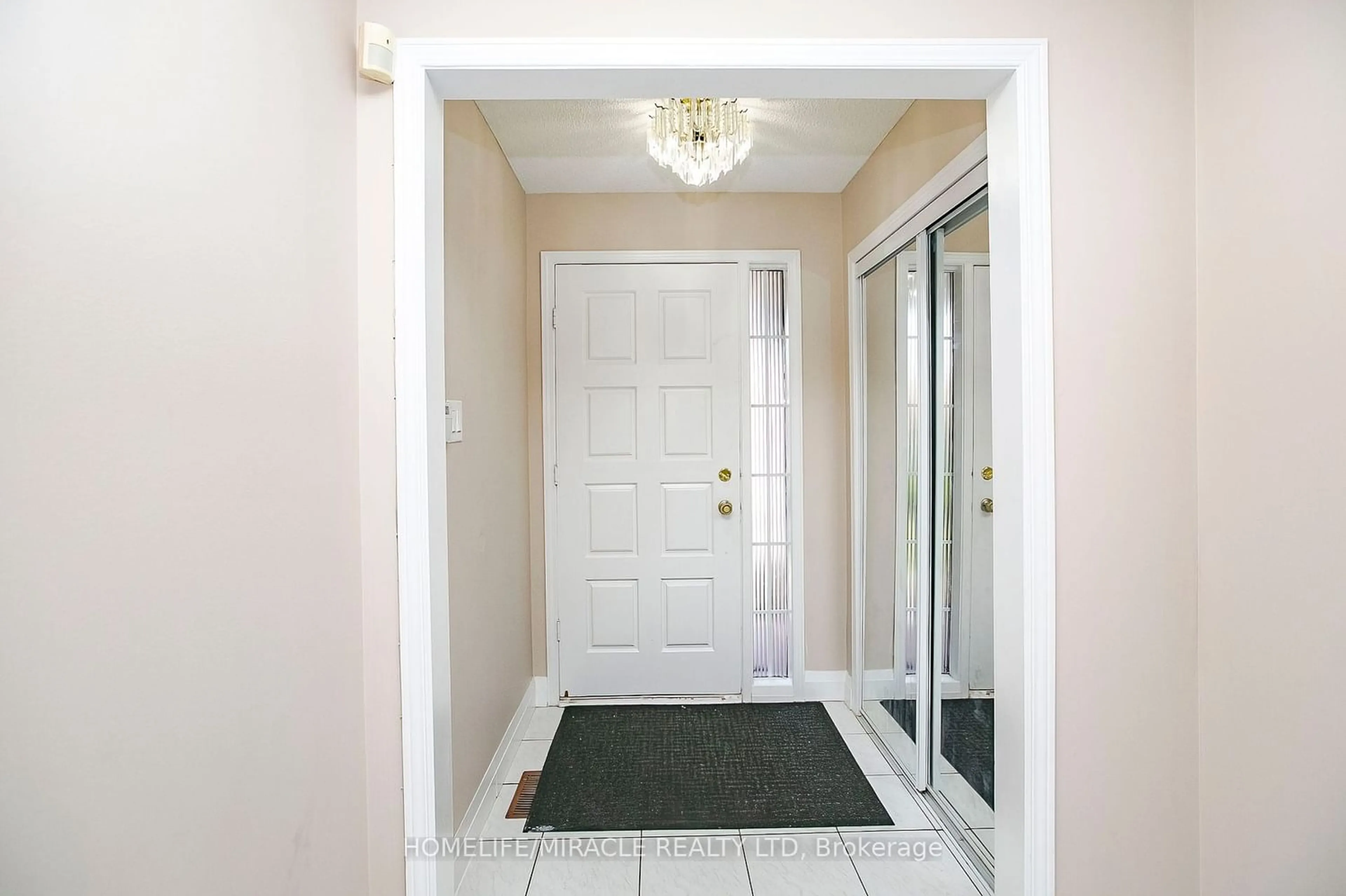 Indoor entryway, wood floors for 107 Michigan Ave, Brampton Ontario L6Y 4N6