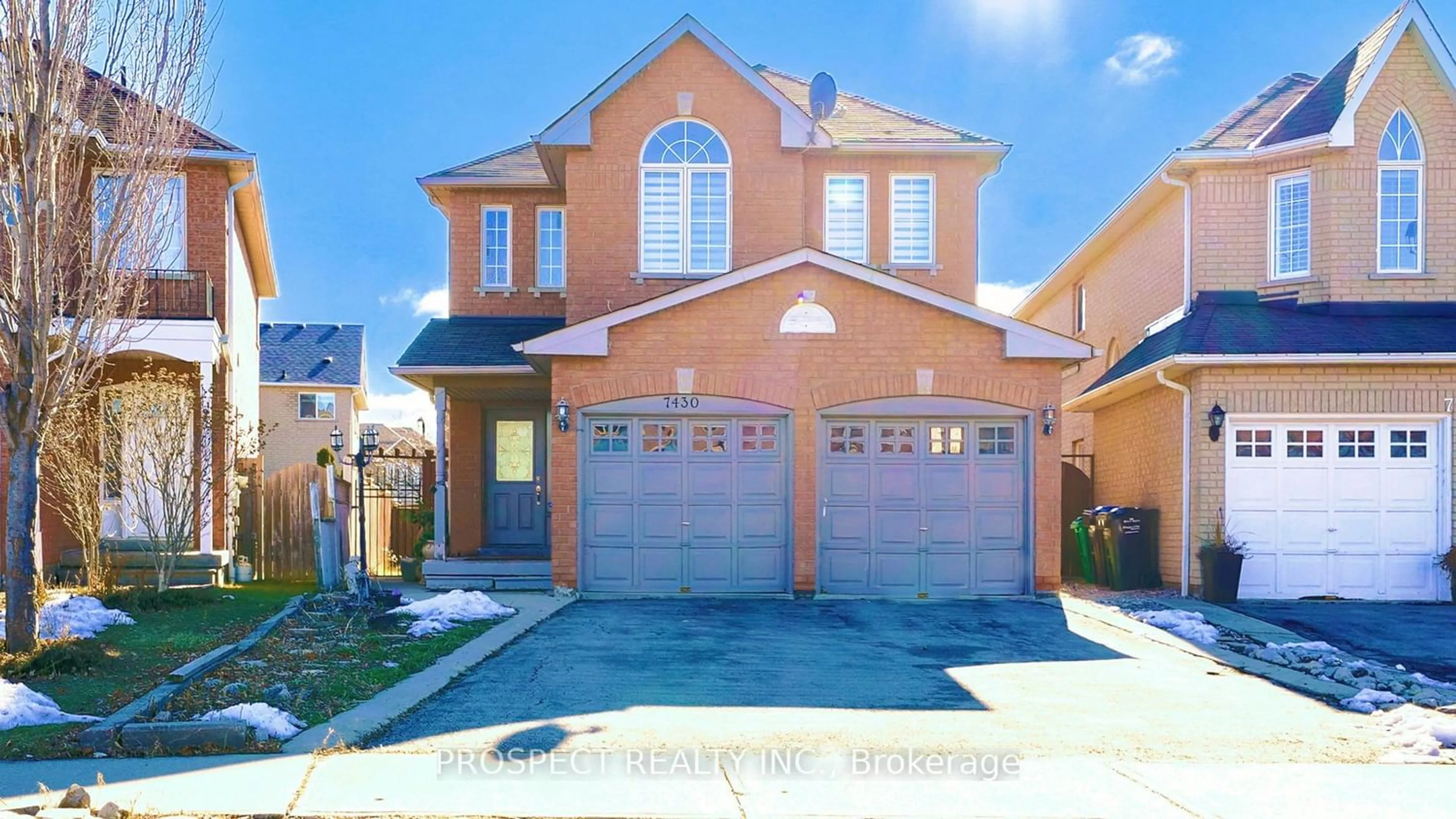 Home with unknown exterior material for 7430 Village Walk, Mississauga Ontario L5W 1V7