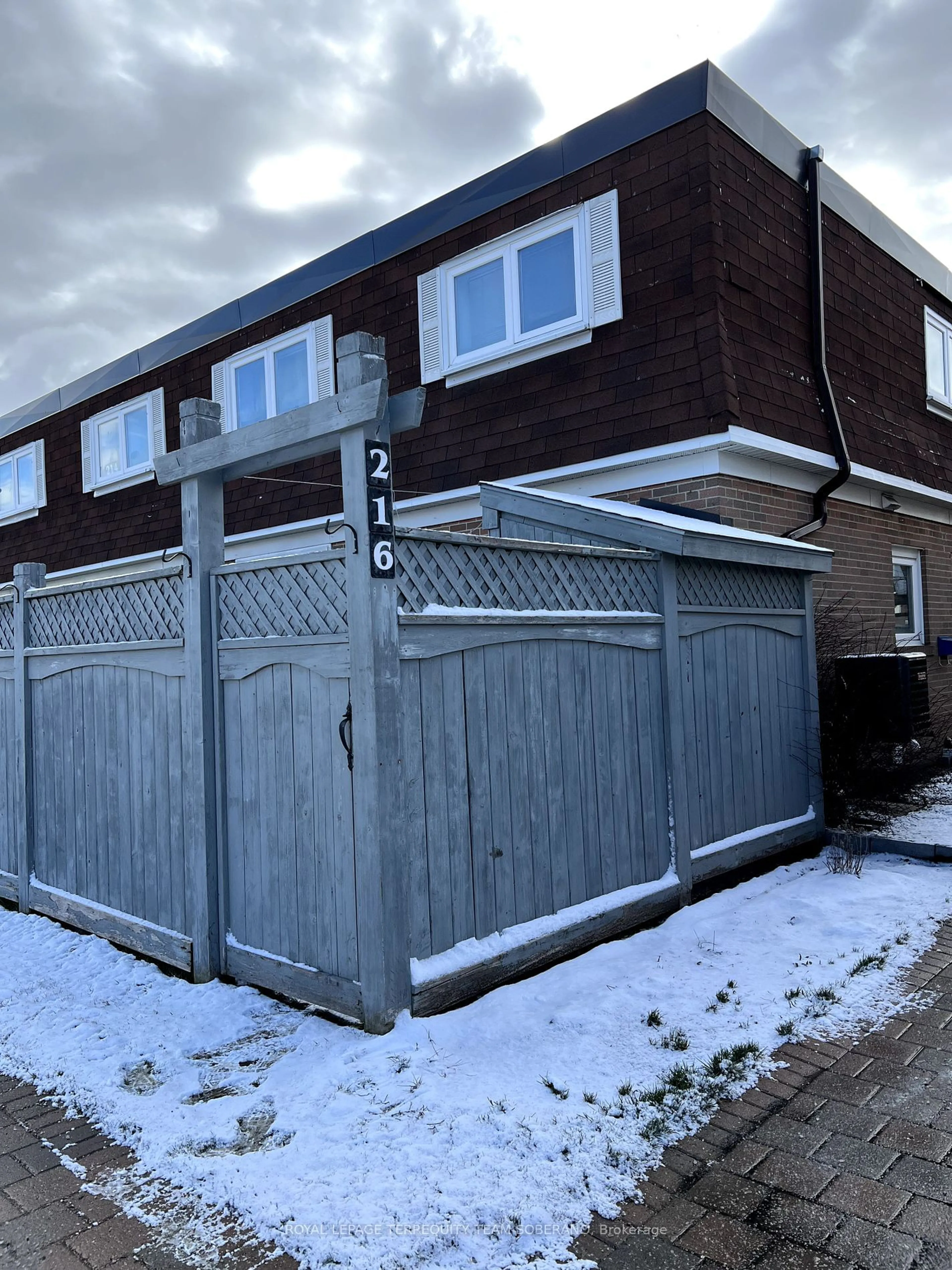 A pic from exterior of the house or condo for 216 Town House Cres, Brampton Ontario L6W 3C6