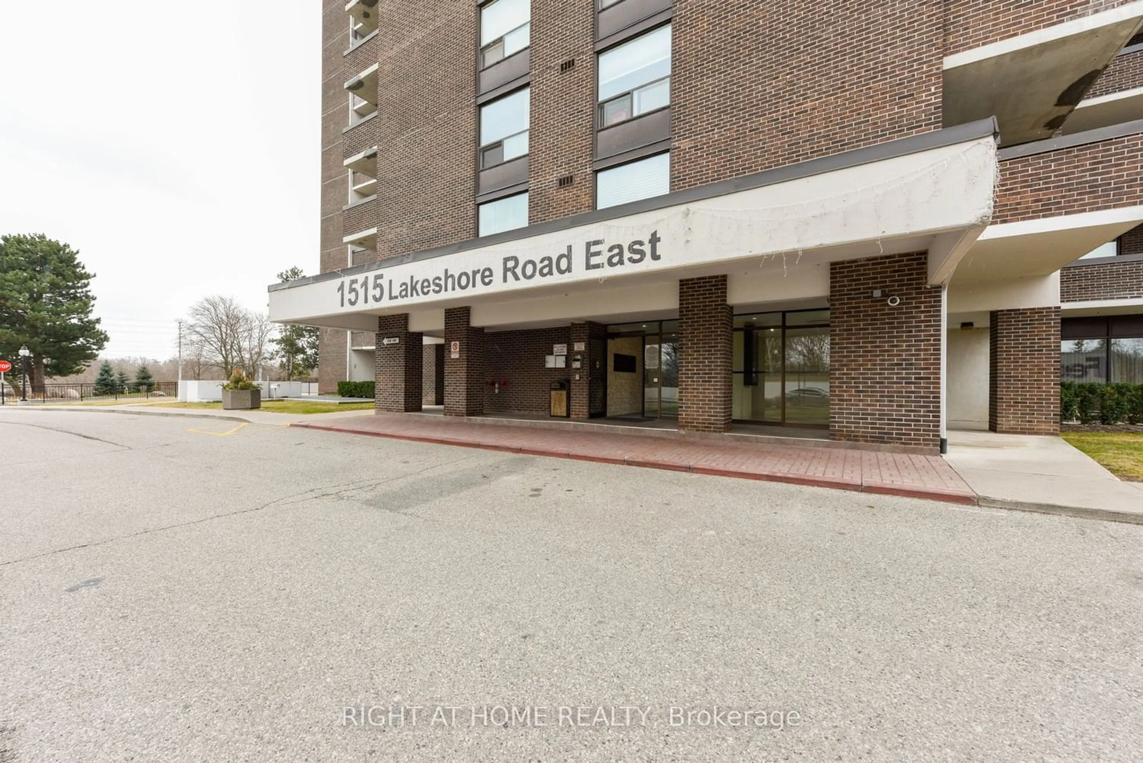 A pic from exterior of the house or condo for 1515 Lakeshore Rd #1710, Mississauga Ontario L5E 3E3