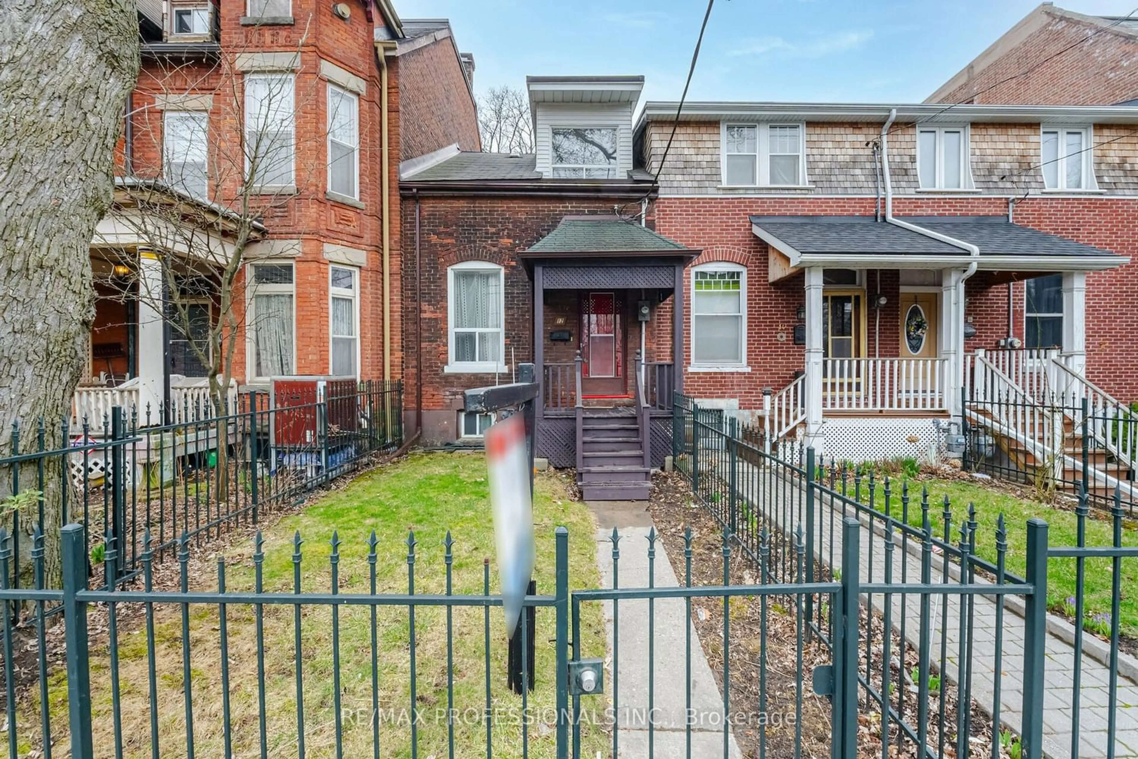 Home with unknown exterior material for 12 O'hara Ave, Toronto Ontario M6K 2P8