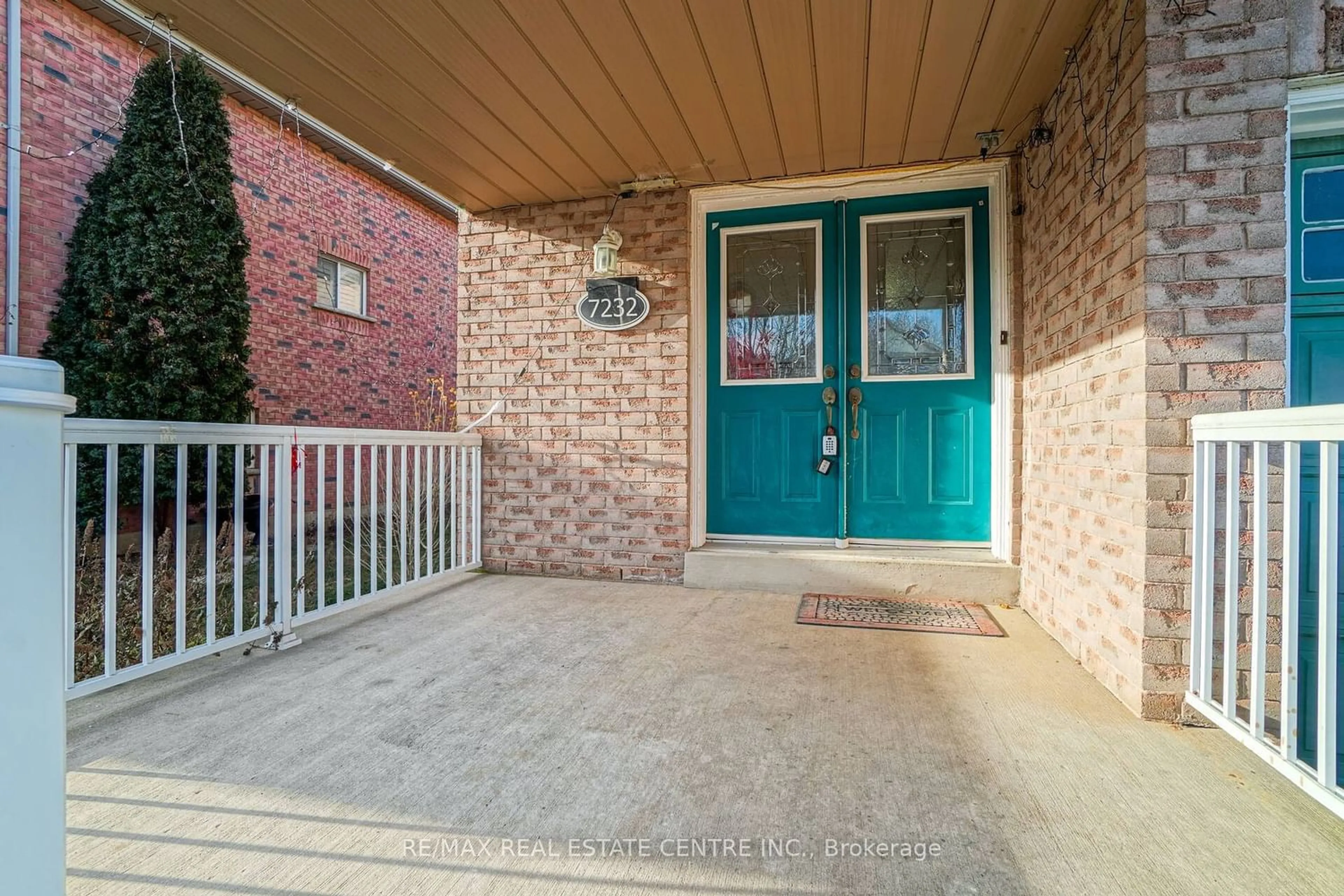 Indoor entryway for 7232 Pallett Crt, Mississauga Ontario L5N 8E5