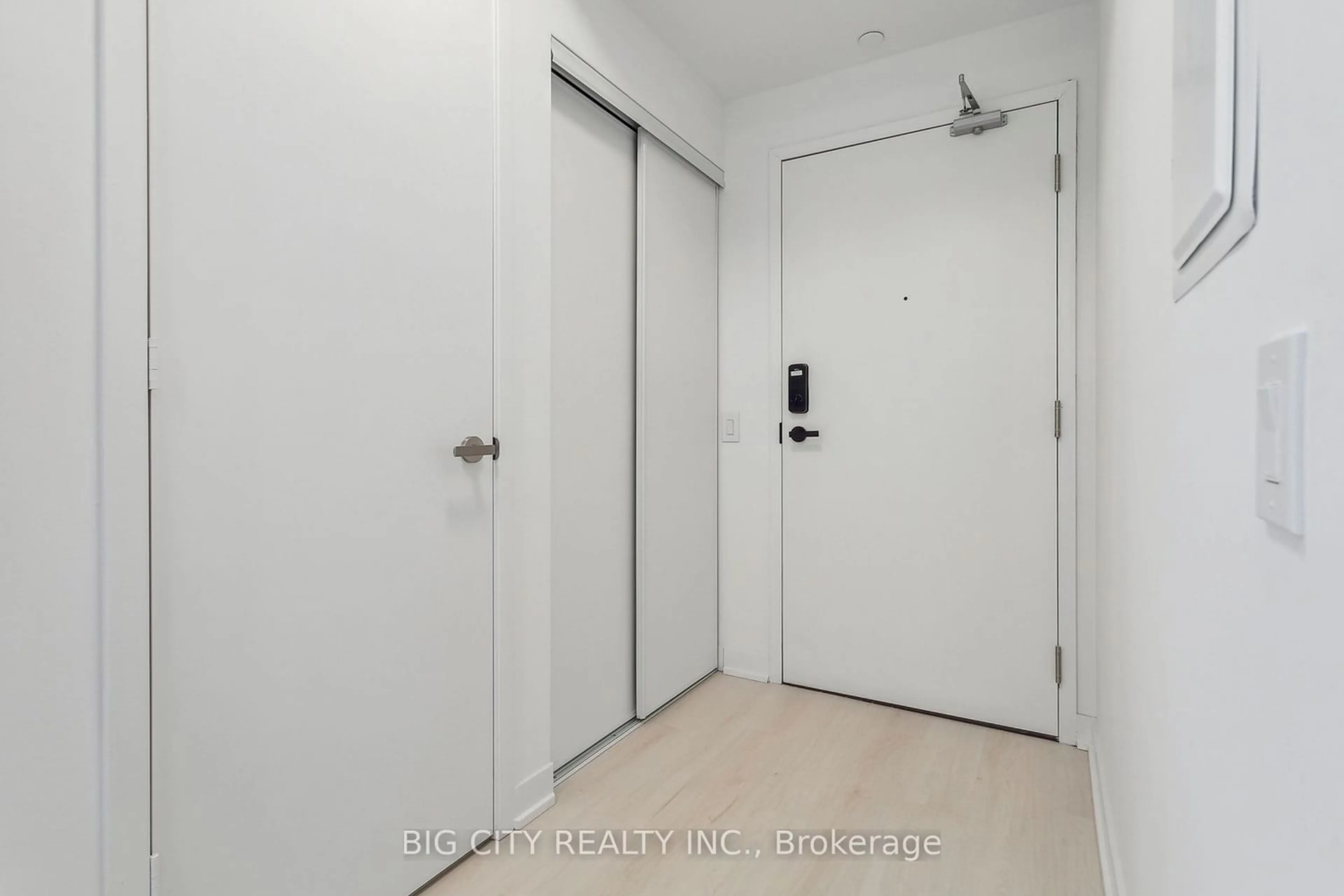 Indoor entryway for 3900 Confederation Pkwy #4112, Mississauga Ontario L5B 0M3