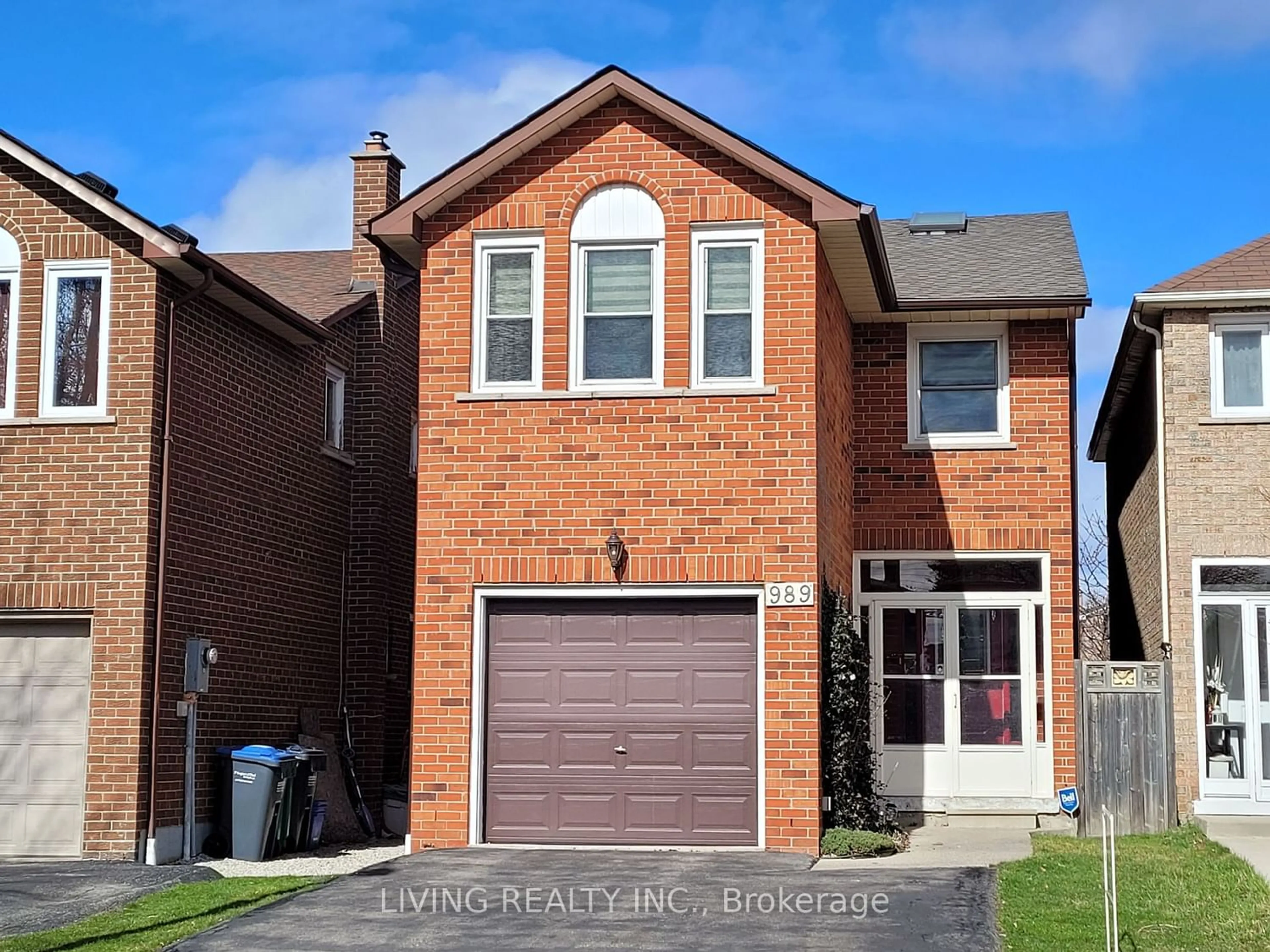 Home with brick exterior material for 989 Whispering Wood Dr, Mississauga Ontario L5C 3Z1