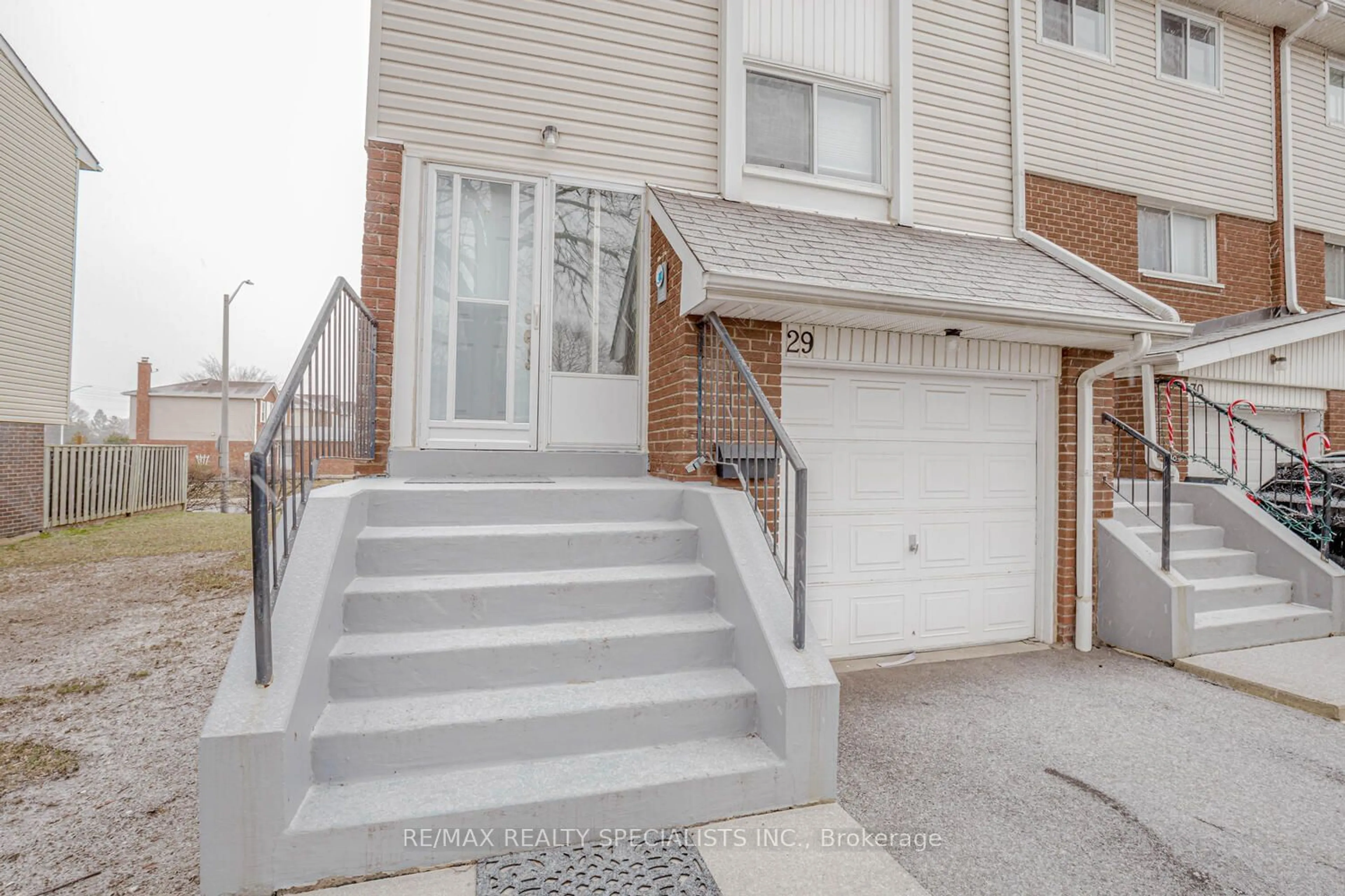 A pic from exterior of the house or condo for 29 Sandringham Crt, Brampton Ontario L6T 3Z3
