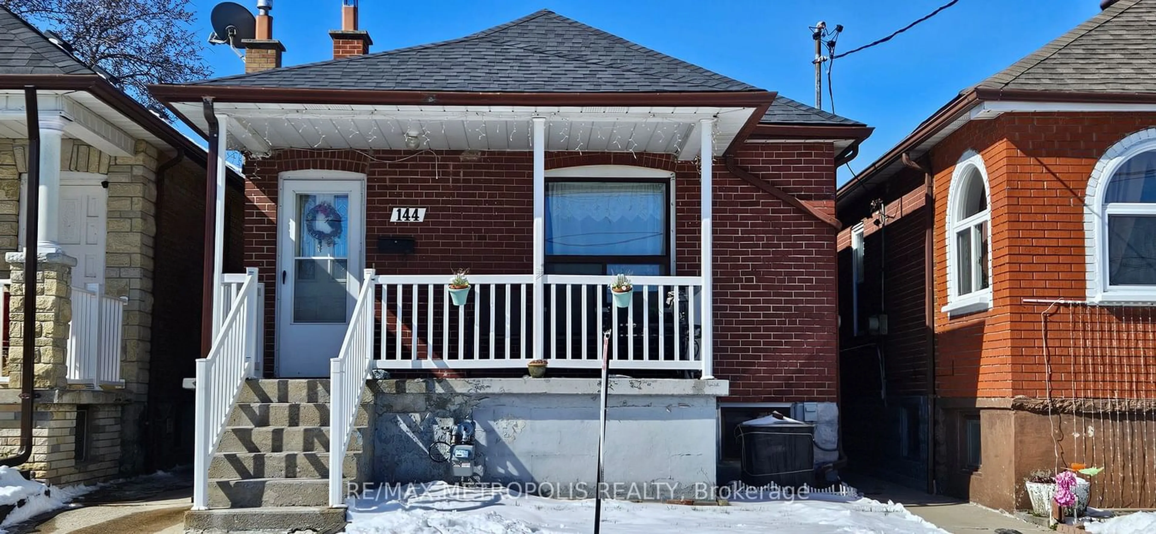 Frontside or backside of a home for 144 Fairbank Ave, Toronto Ontario M6B 3T9