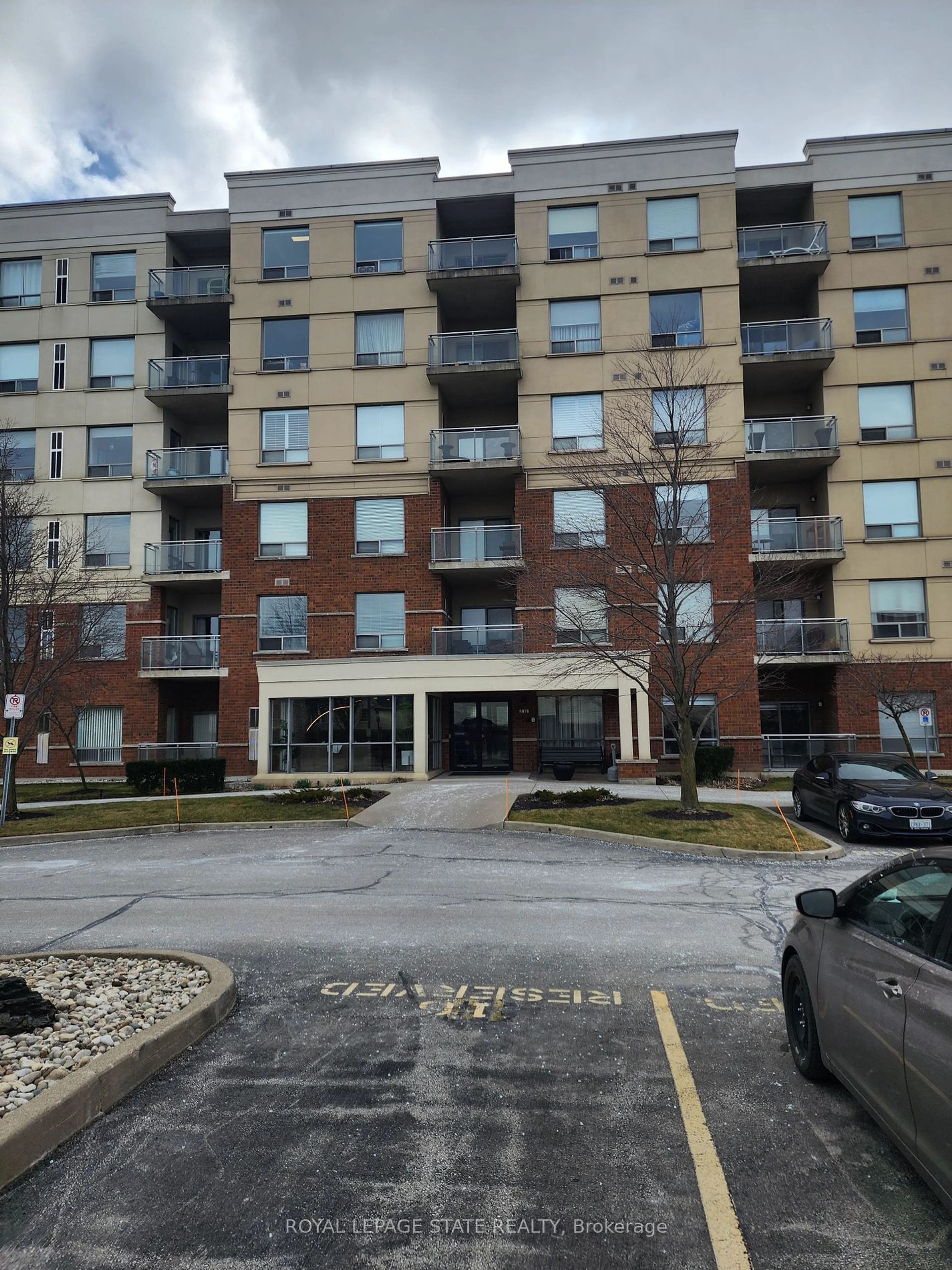 A pic from exterior of the house or condo for 5070 Fairview St #105, Burlington Ontario L7L 0B8
