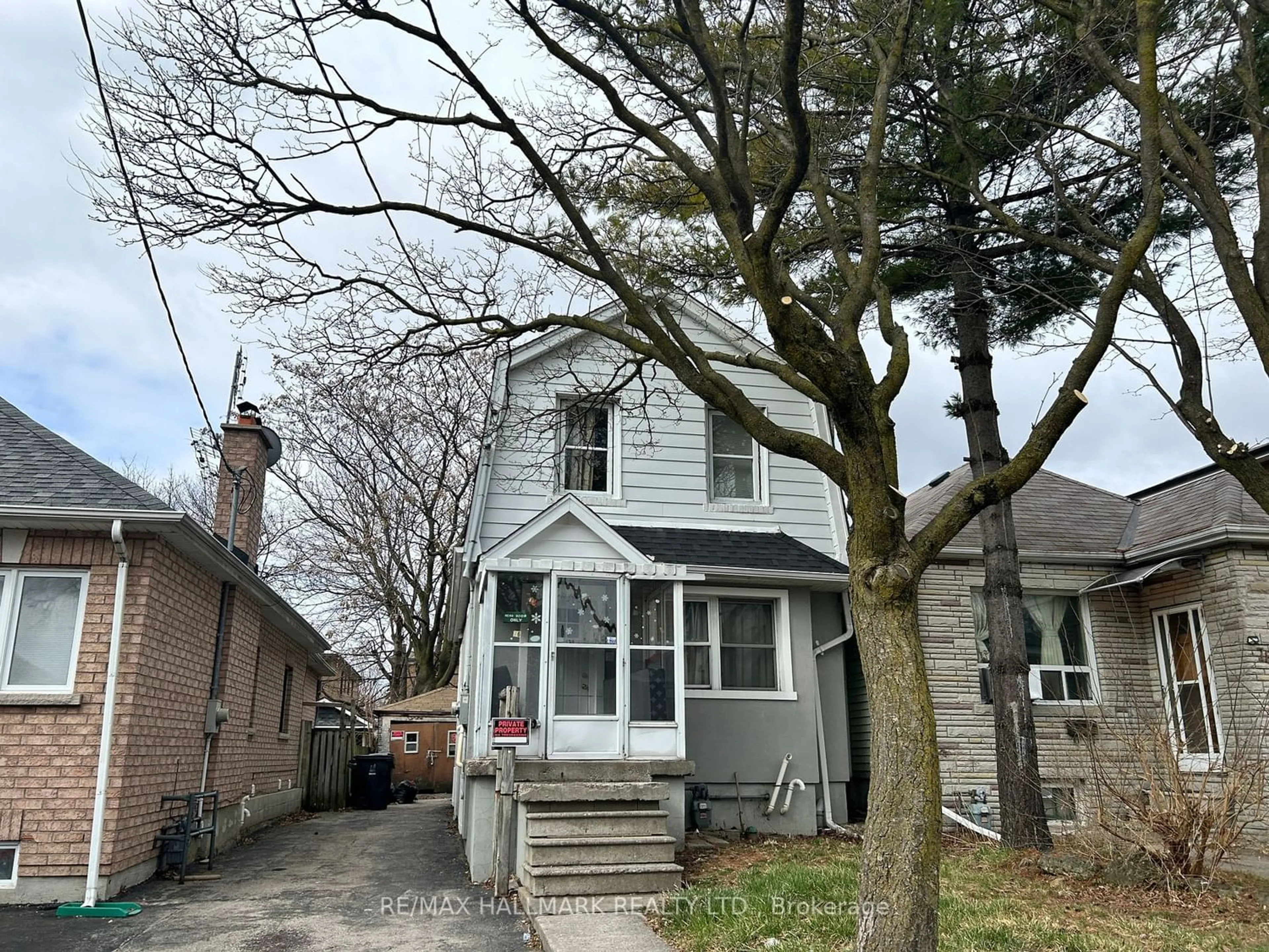 Frontside or backside of a home for 76 Yarrow Rd, Toronto Ontario M6M 4E3