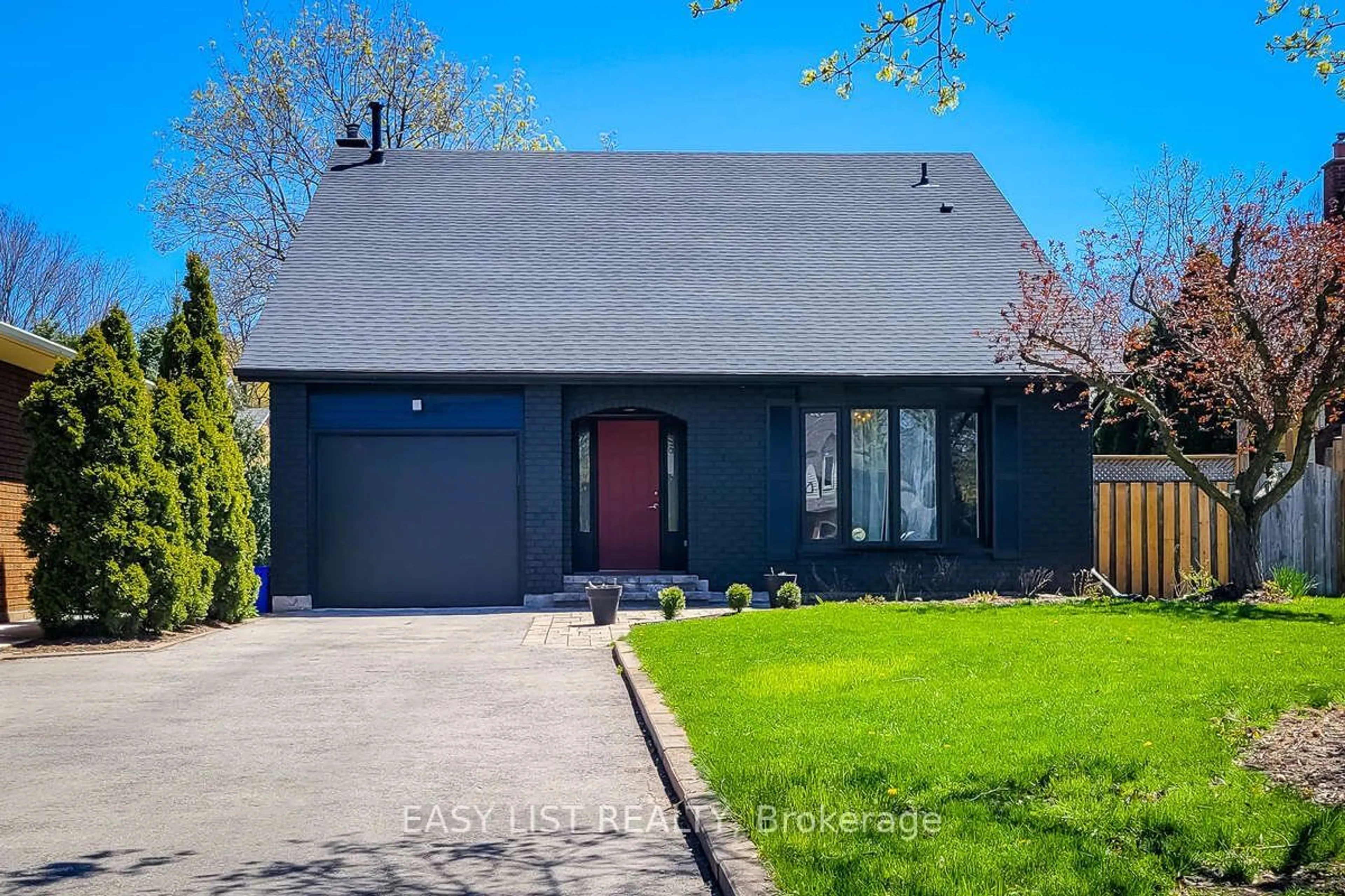 Frontside or backside of a home for 680 Powell Crt, Burlington Ontario L7R 3E8