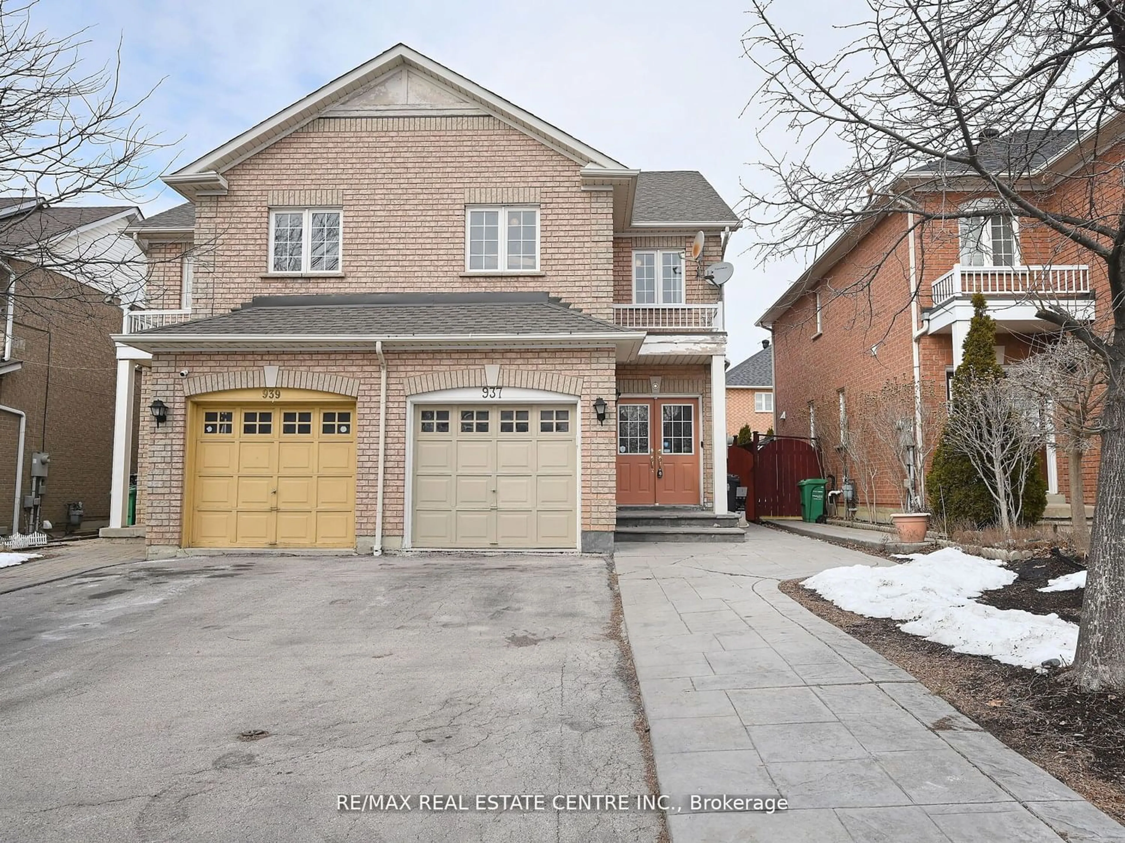 Home with brick exterior material for 937 Tambourine Terr, Mississauga Ontario L5W 1S5