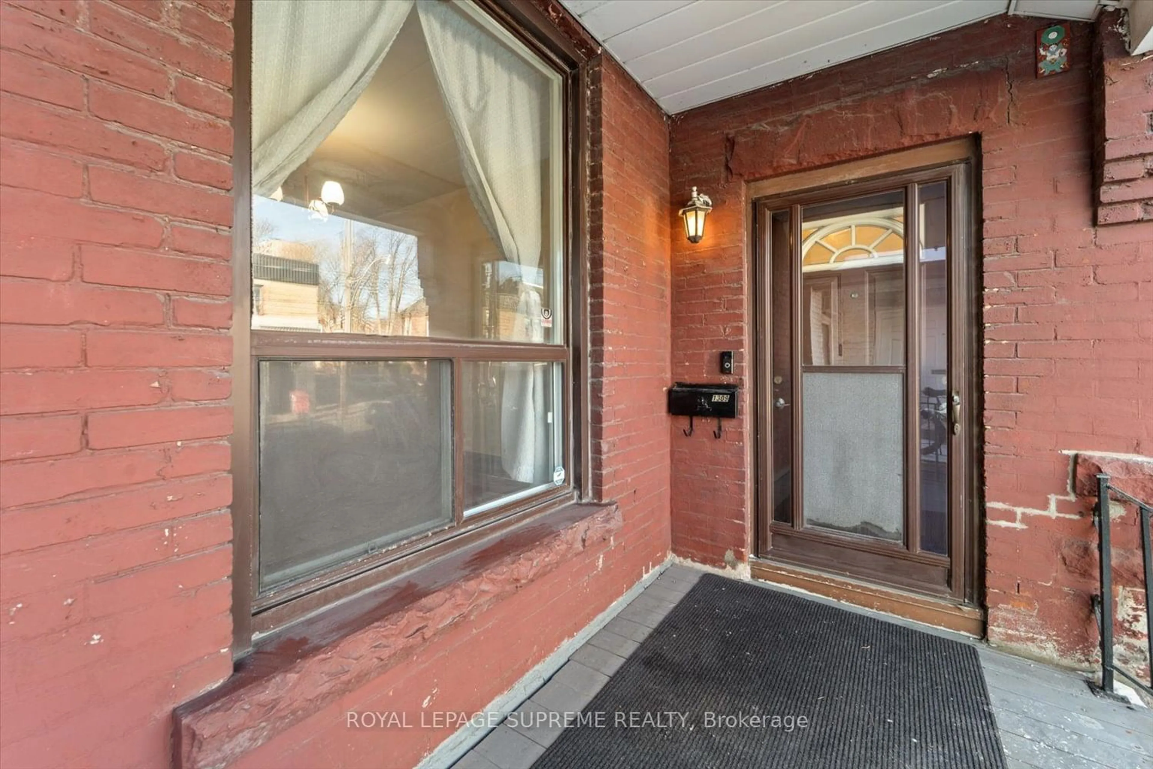 Indoor entryway, wood floors for 1309 King St, Toronto Ontario M6K 1G9