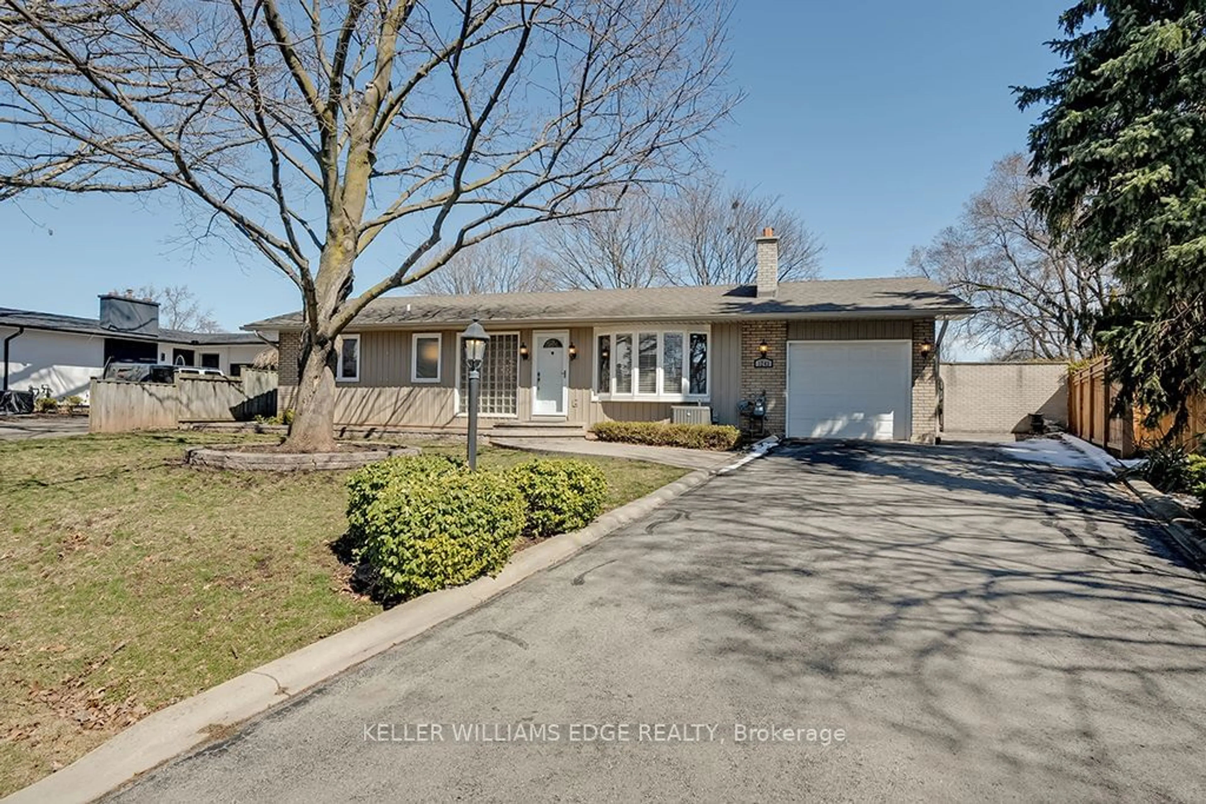 Home with unknown exterior material for 1243 Kingsmead Cres, Oakville Ontario L6H 2K5