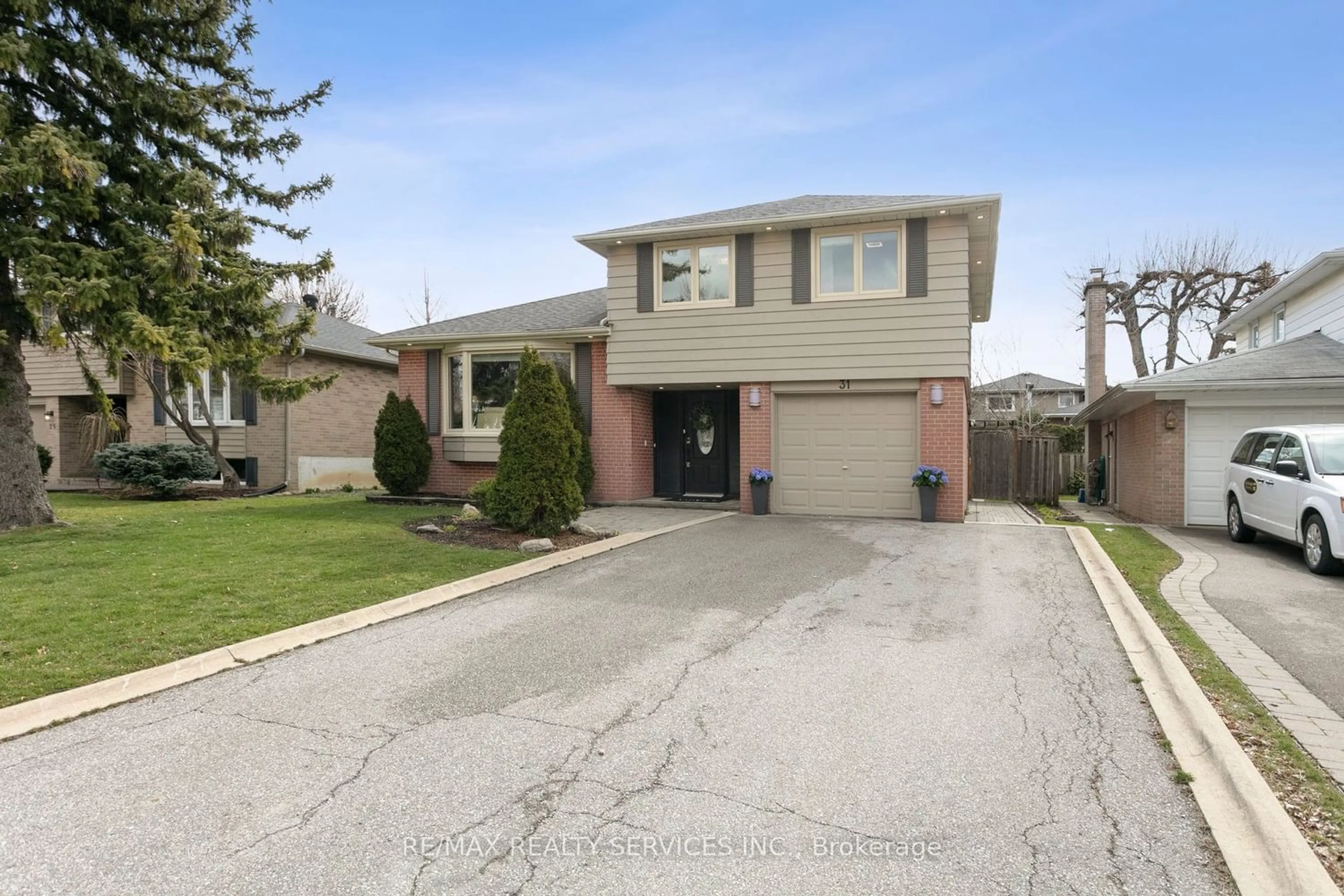 Frontside or backside of a home for 31 Core Cres, Brampton Ontario L6W 2G6