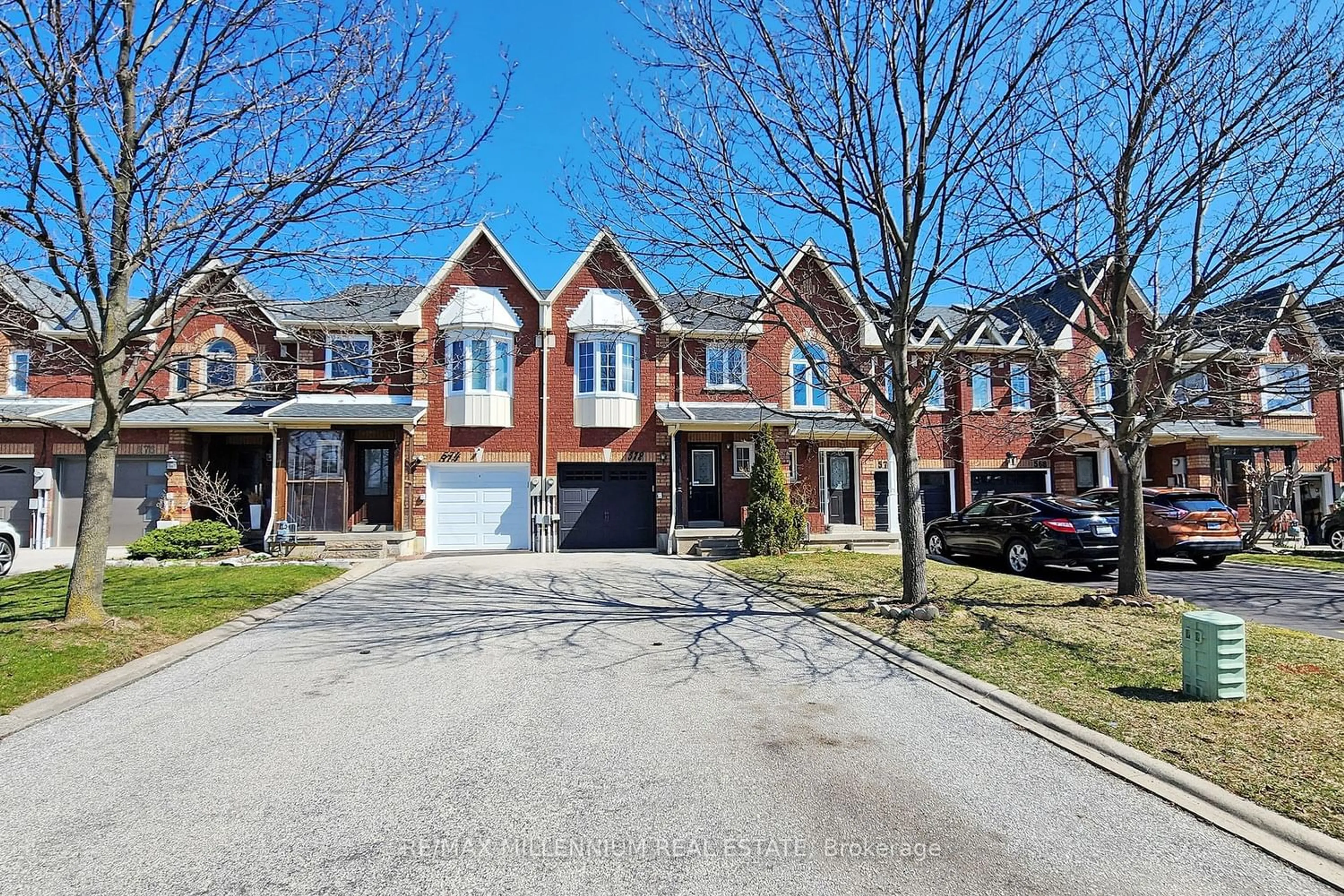 A pic from exterior of the house or condo for 572 Lumberton Cres, Mississauga Ontario L4Z 3Z6
