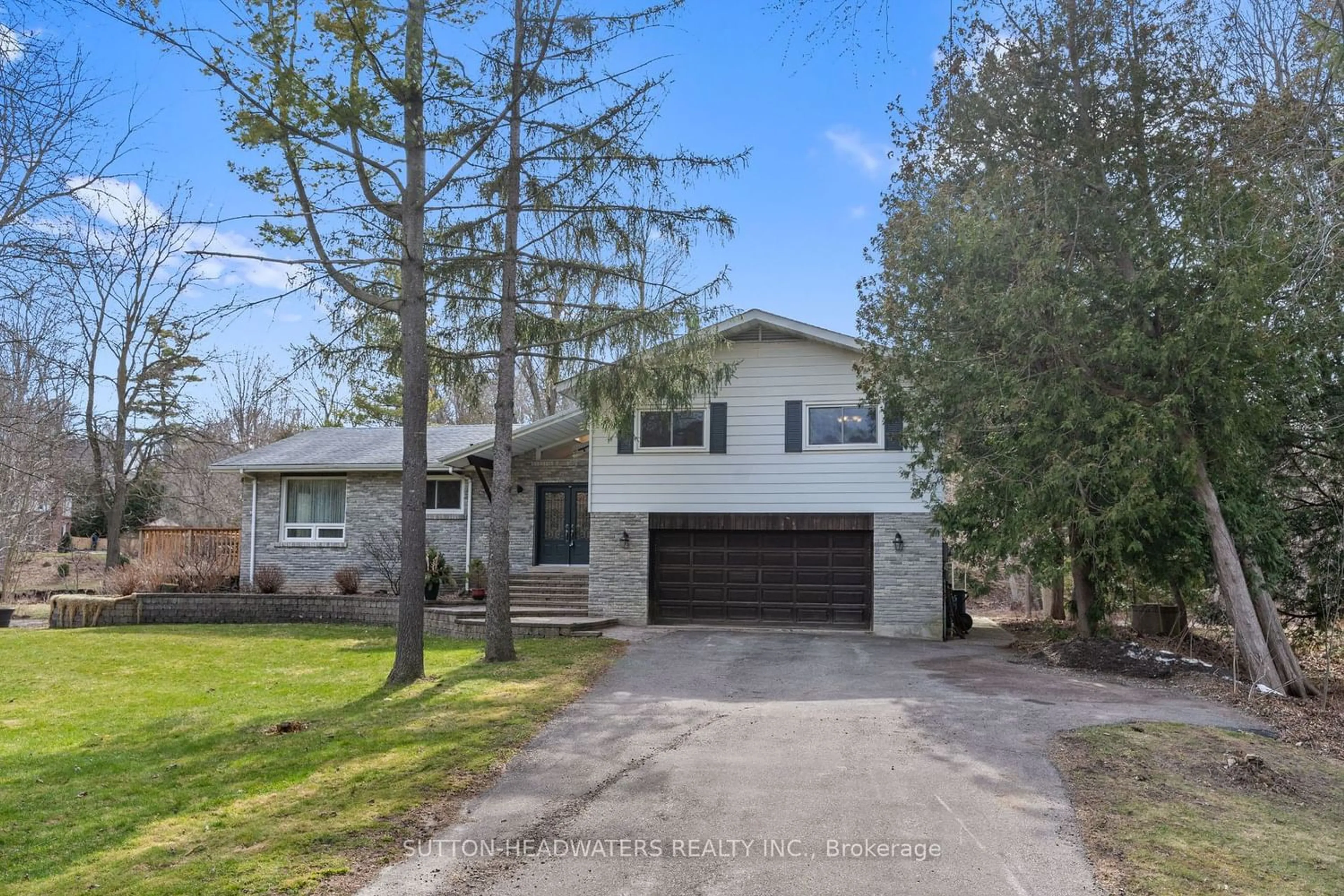 Frontside or backside of a home for 572 Main St, Halton Hills Ontario L7G 3T6