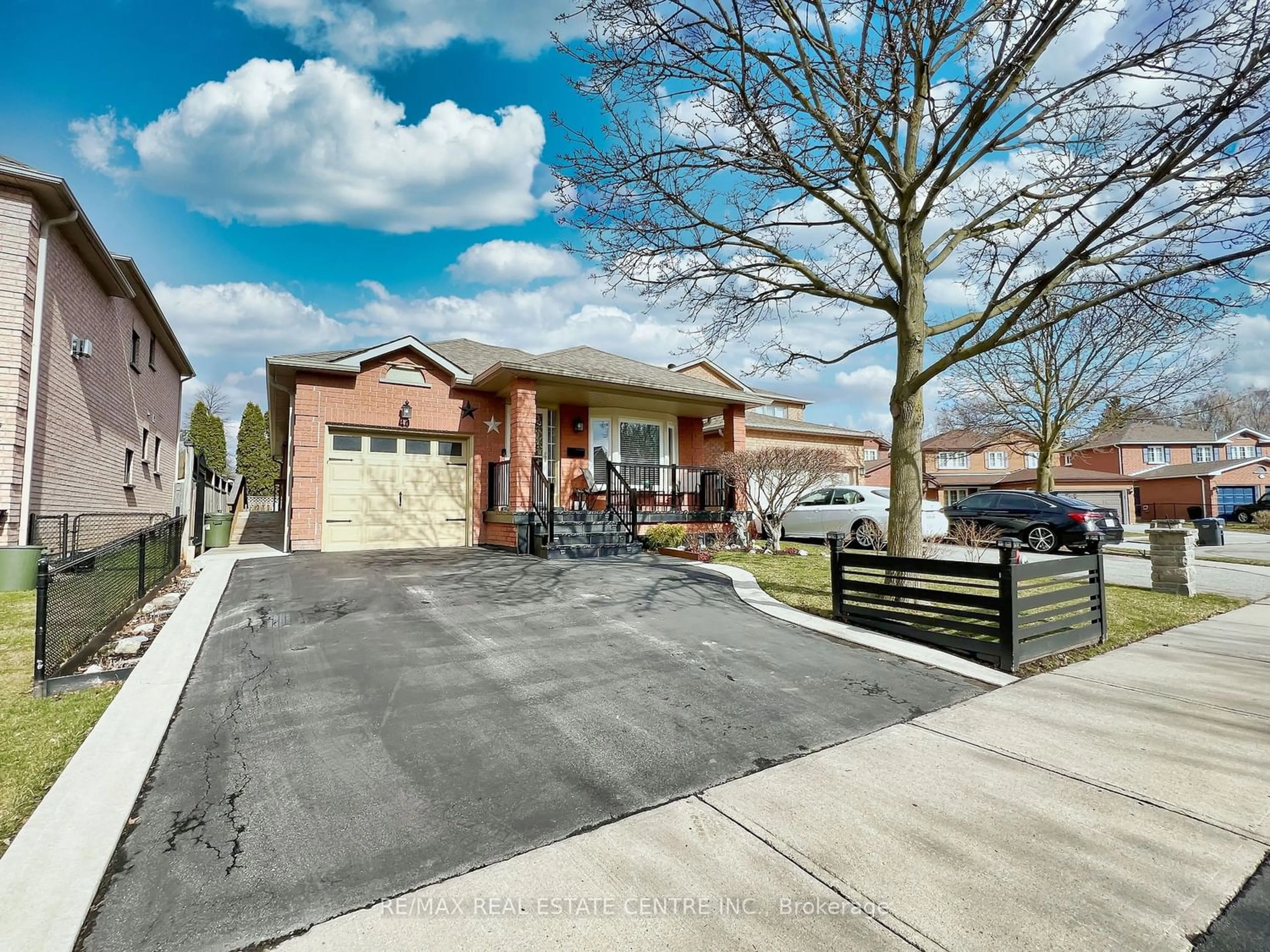Frontside or backside of a home for 40 Braemore Rd, Brampton Ontario L6X 1E5