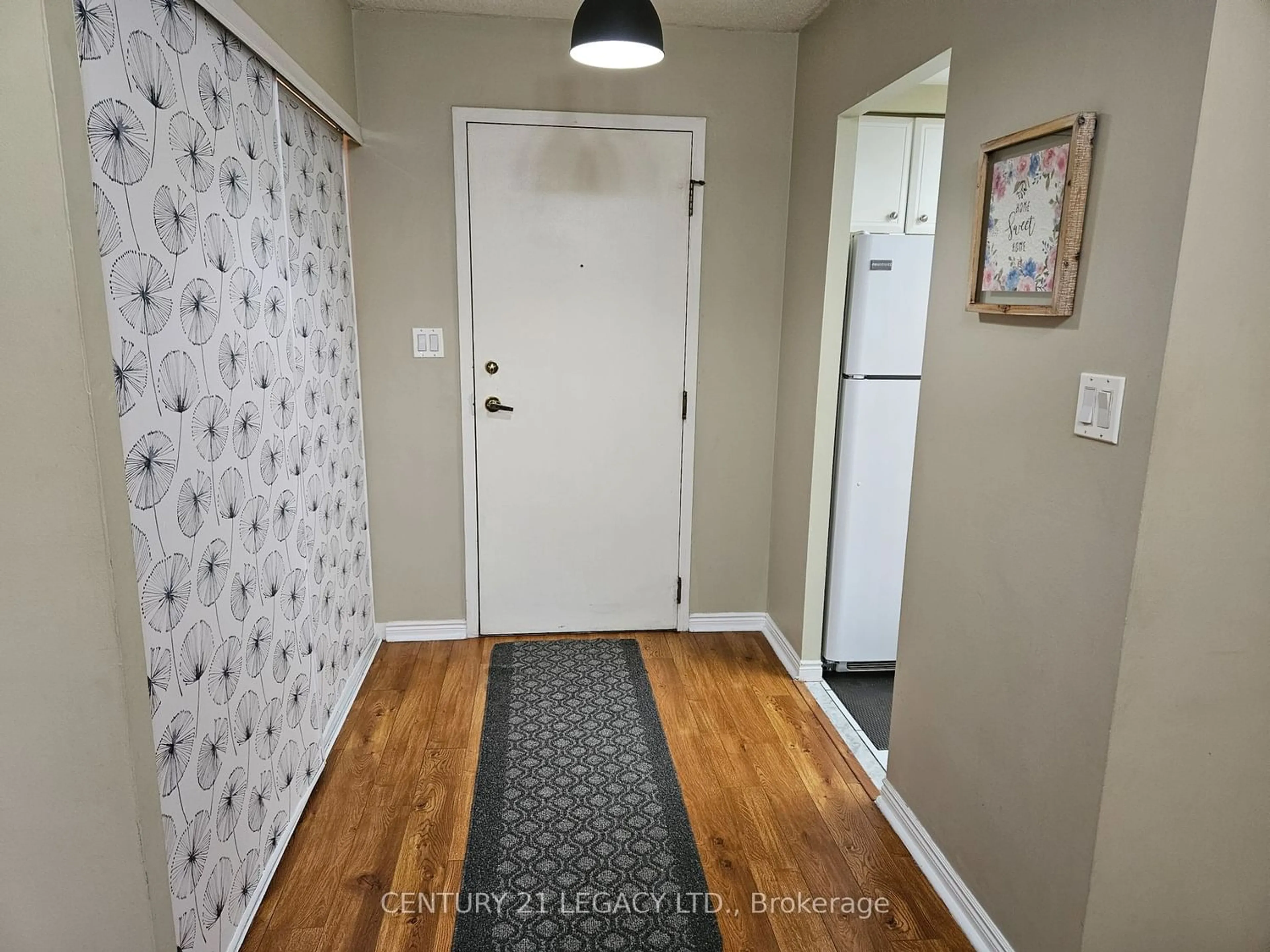 Indoor entryway for 135 Hillcrest Ave #1910, Mississauga Ontario L5B 4B1