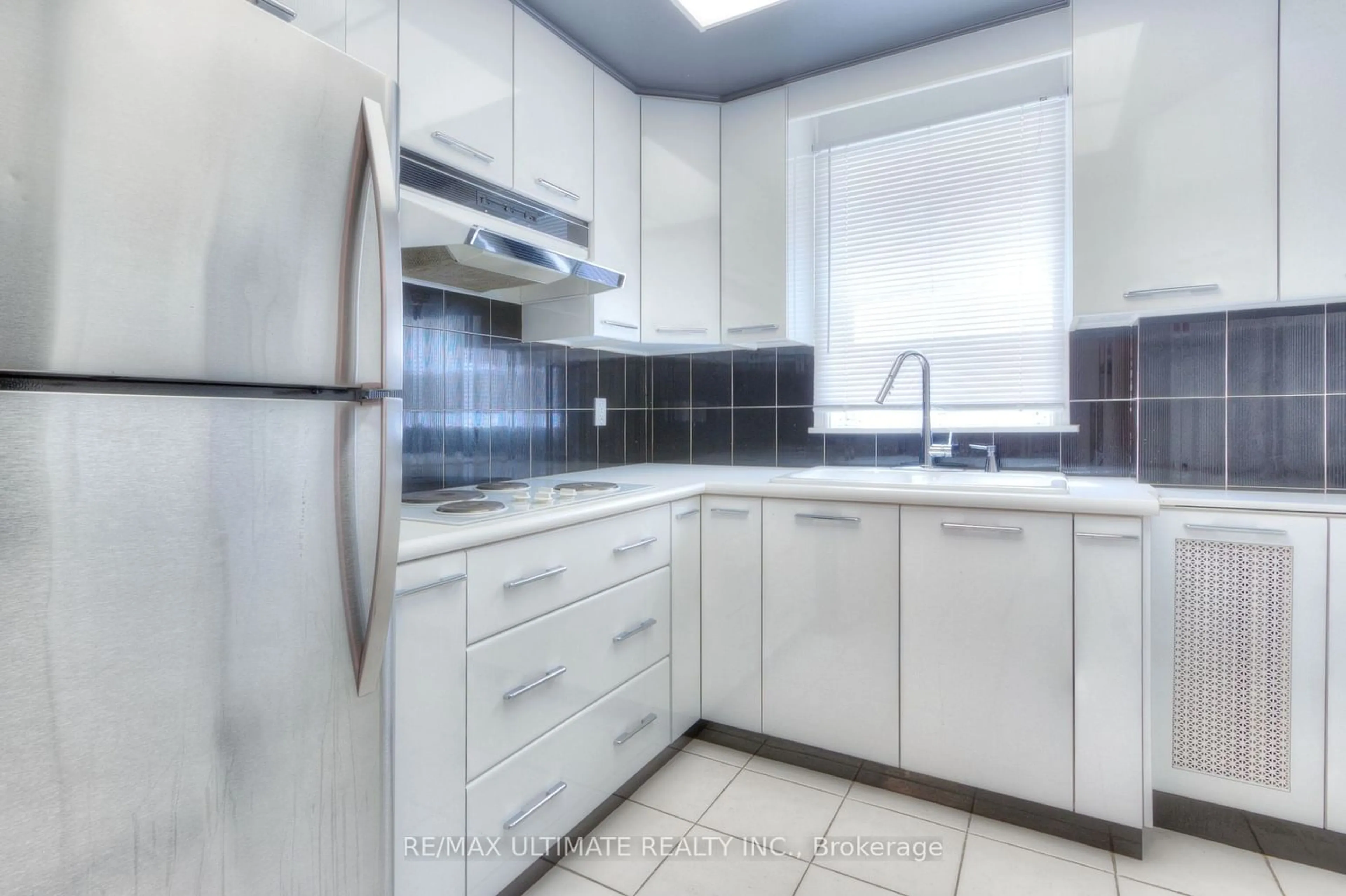 Standard kitchen for 1652-16 Dufferin St, Toronto Ontario M6H 3L8