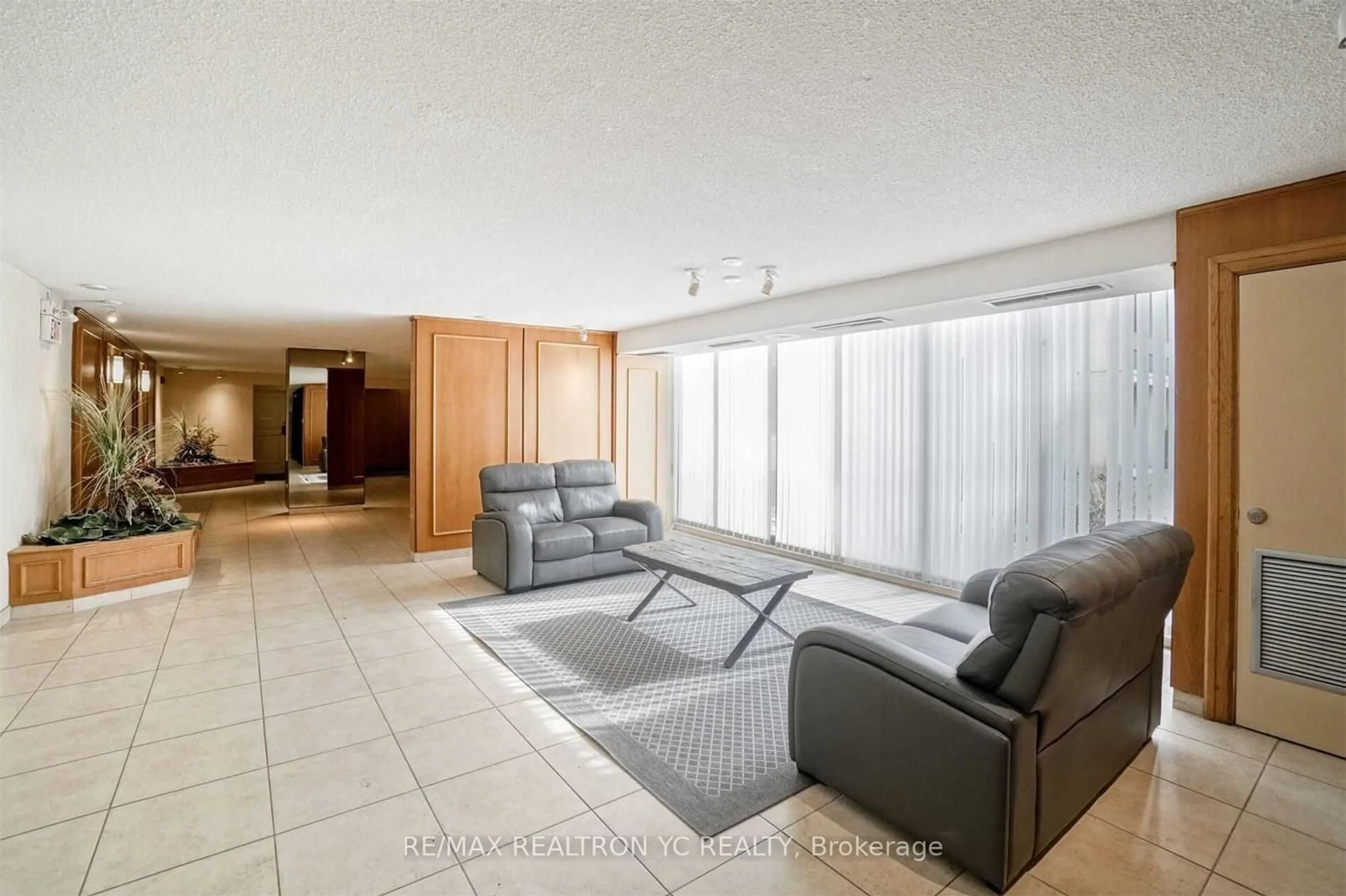 Living room for 1300 Marlborough Crt #128, Oakville Ontario L6H 2S2