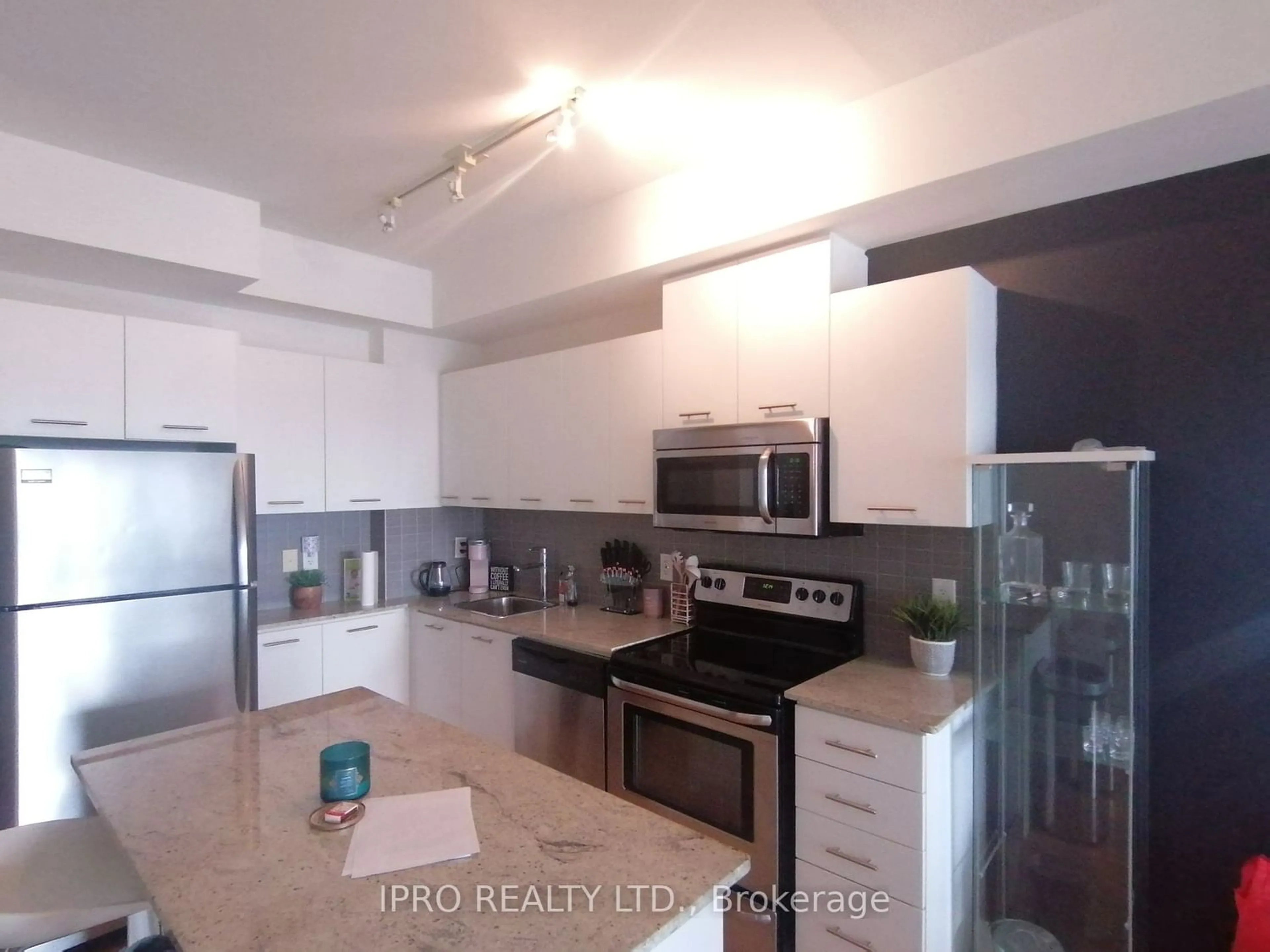 Standard kitchen for 360 Square One Dr #1007, Mississauga Ontario L5B 0G7