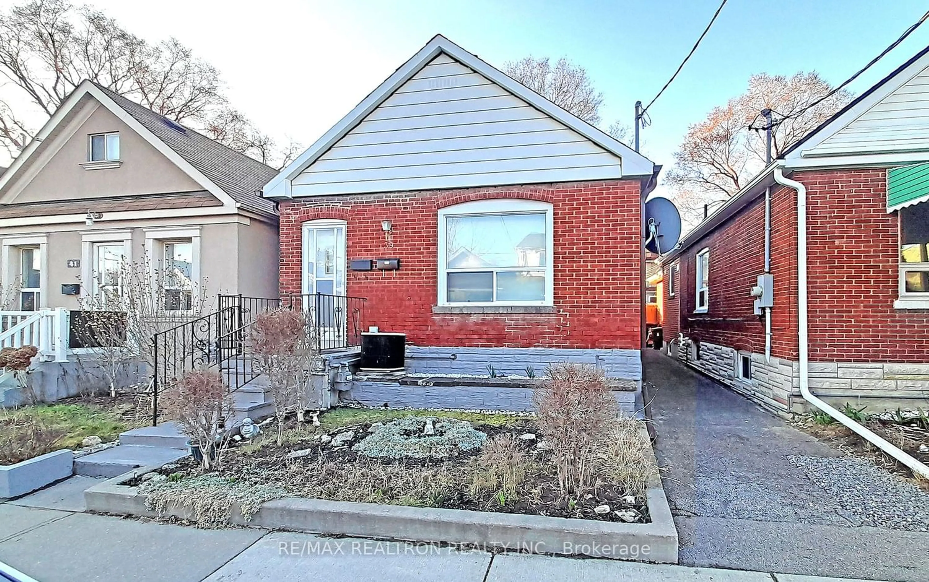 Home with brick exterior material for 39 Nickle St, Toronto Ontario M6M 2H7