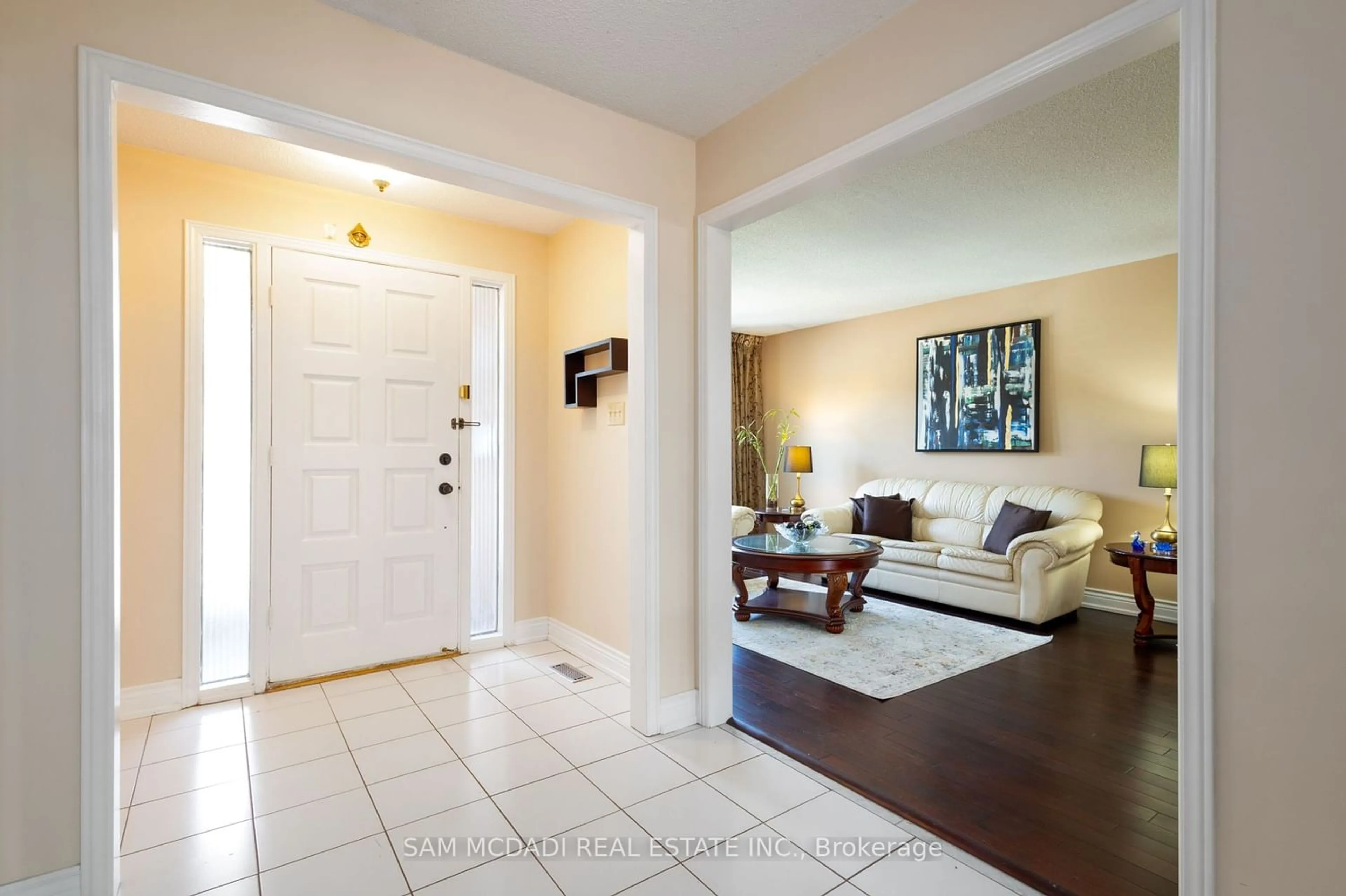 Indoor entryway for 4424 Grassland Cres, Mississauga Ontario L5V 1E2