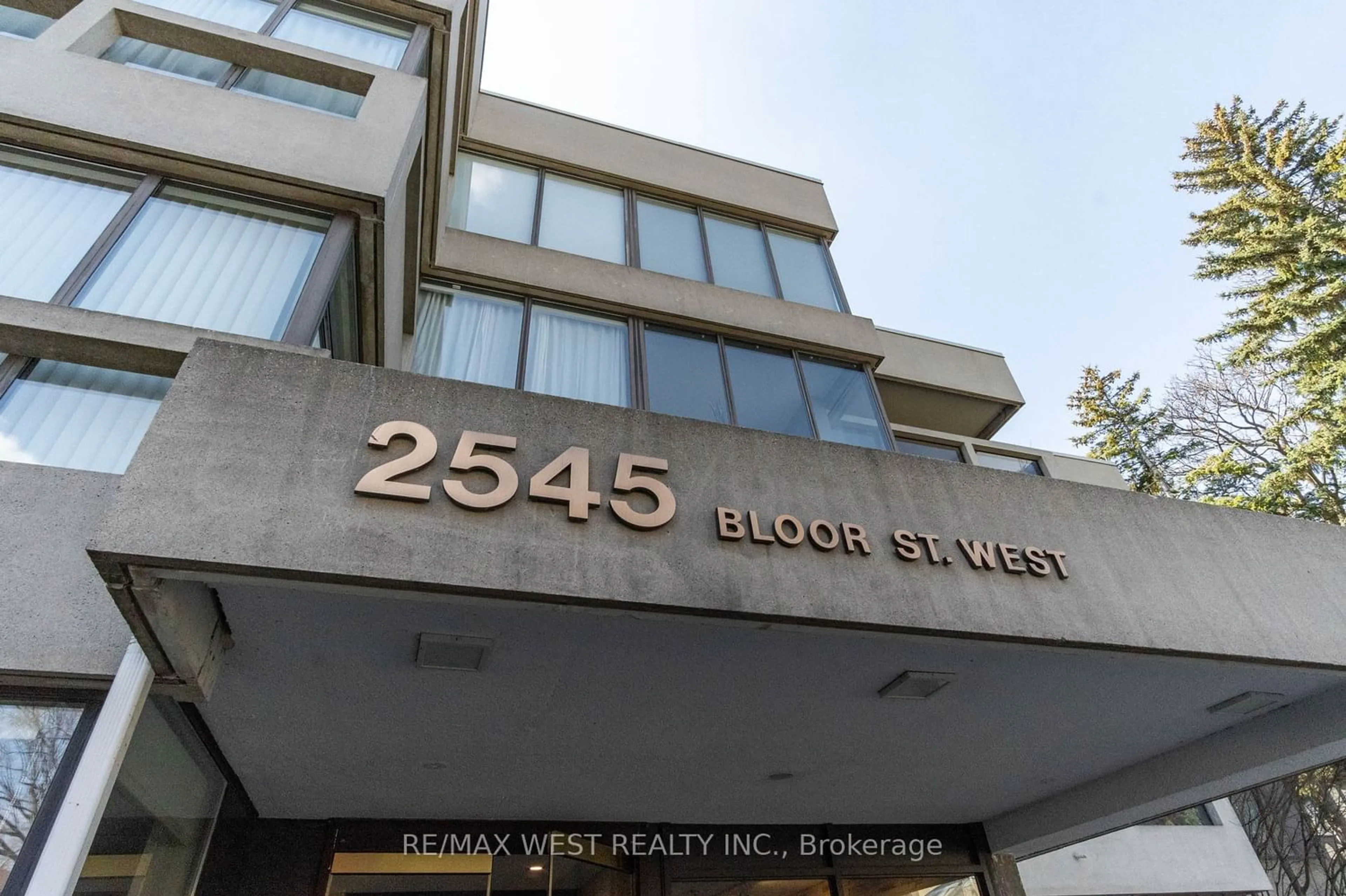Outside view for 2545 Bloor St #405, Toronto Ontario M6S 1S1