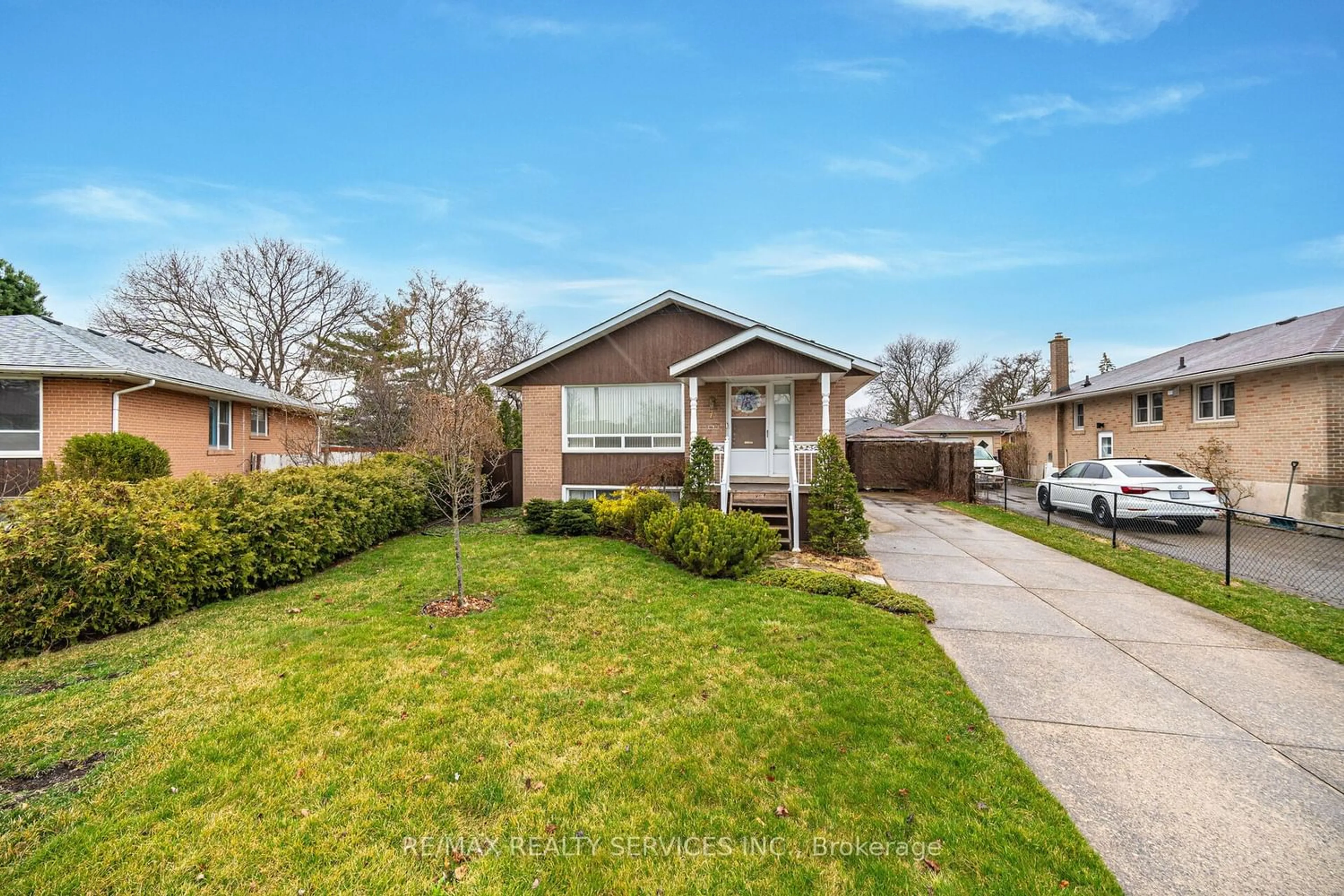 Frontside or backside of a home for 7 Cambridge Cres, Brampton Ontario L6X 2G2