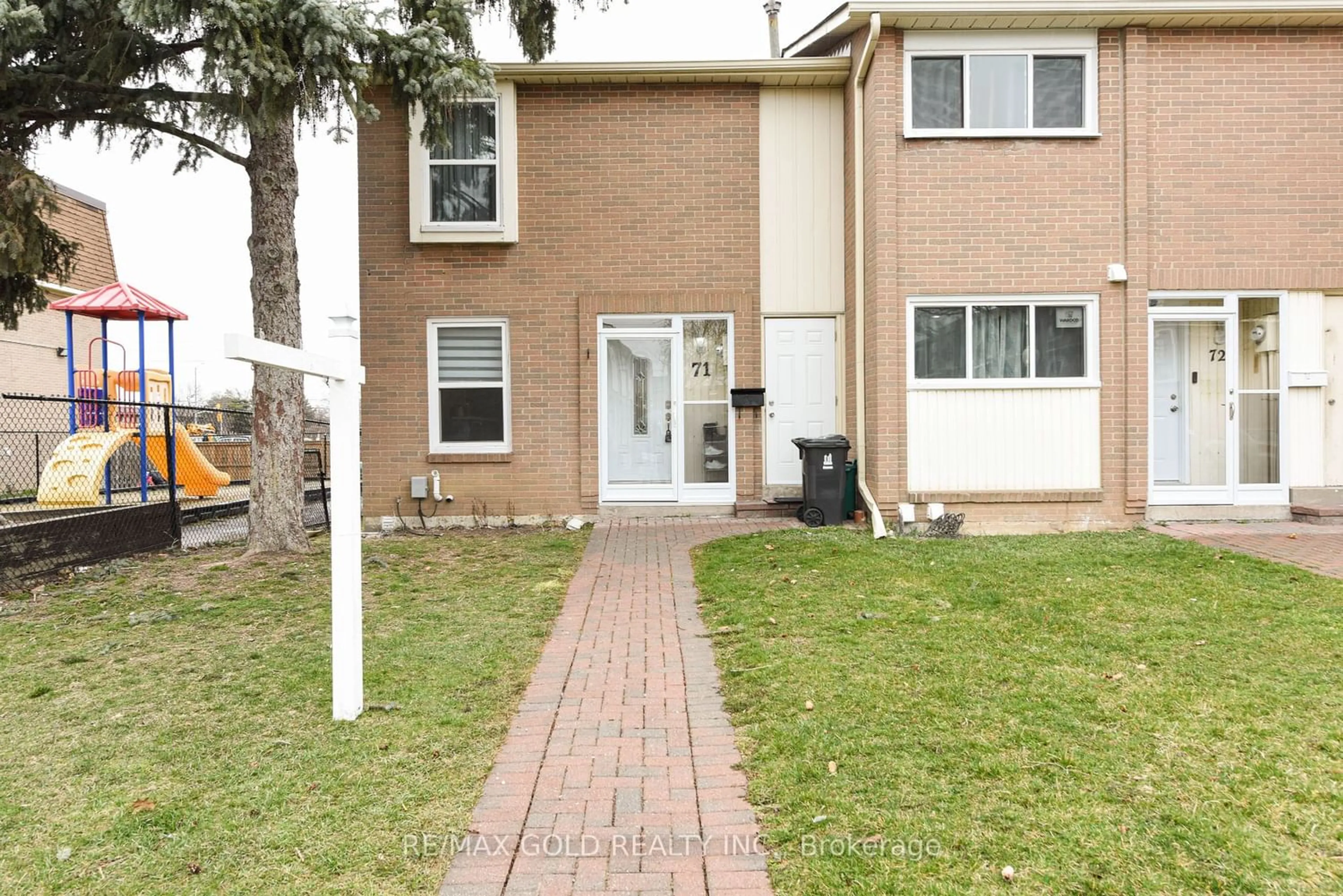A pic from exterior of the house or condo for 71 Craigleigh Cres, Brampton Ontario M3J 2W3