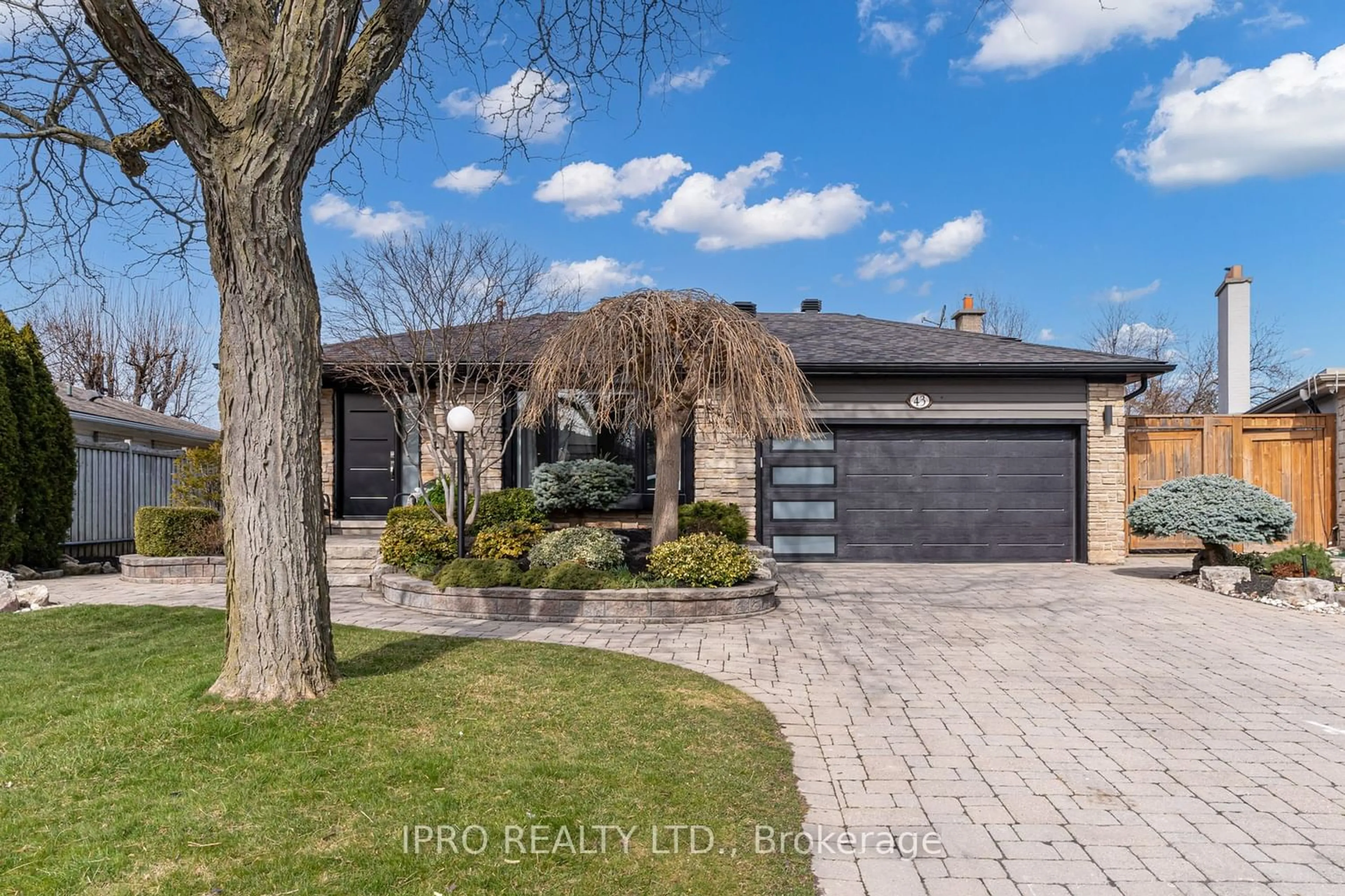 Frontside or backside of a home for 43 Ferndale Cres, Brampton Ontario L6W 1G1